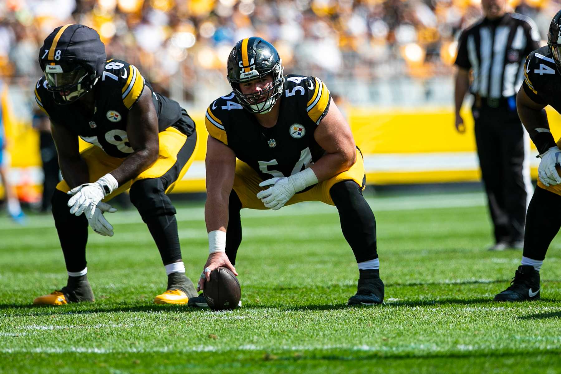 PITTSBURGH, PA - SEPTEMBER 22: Pittsburgh Steelers center Zach Frazier (54) looks on during the regular season NFL football game between the Los Angeles Chargers and Pittsburgh Steelers on September 22, 2024 at Acrisure Stadium in Pittsburgh, PA. (Photo by Mark Alberti/Icon Sportswire via Getty Images)