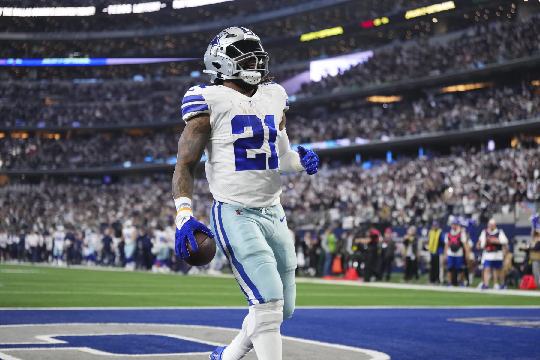 Ezekiel Elliott Rumors Cowboys 'Still Like How' RB Runs the Ball amid