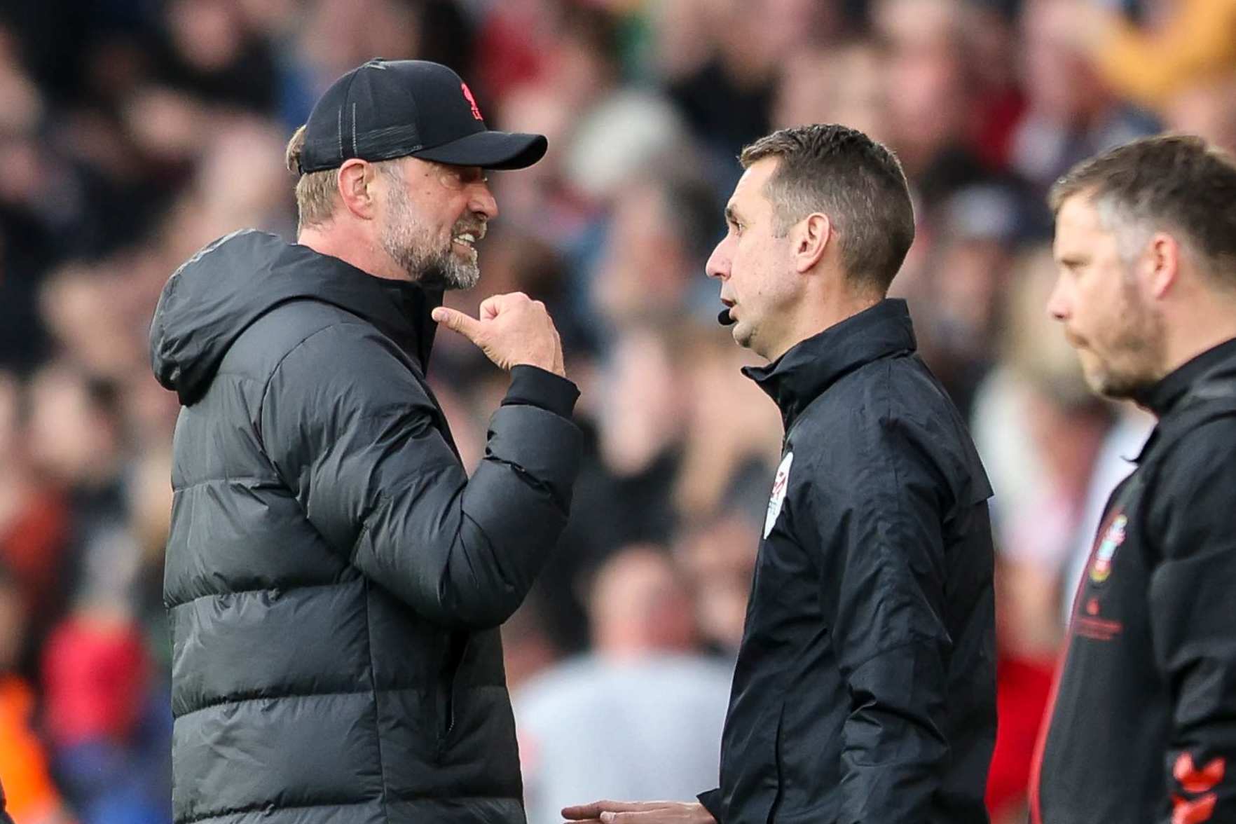 SOUTHAMPTON, ENGLAND - MAY 17: Head Coach Jurgen Klopp of Liverpool complains to fourth official David Coote after Nathan Redmond of Southampton scores a goal to make it 1-0 during the Premier League match between Southampton and Liverpool at St Mary's Stadium on May 17, 2022 in Southampton, England. (Photo by Robin Jones/Getty Images)