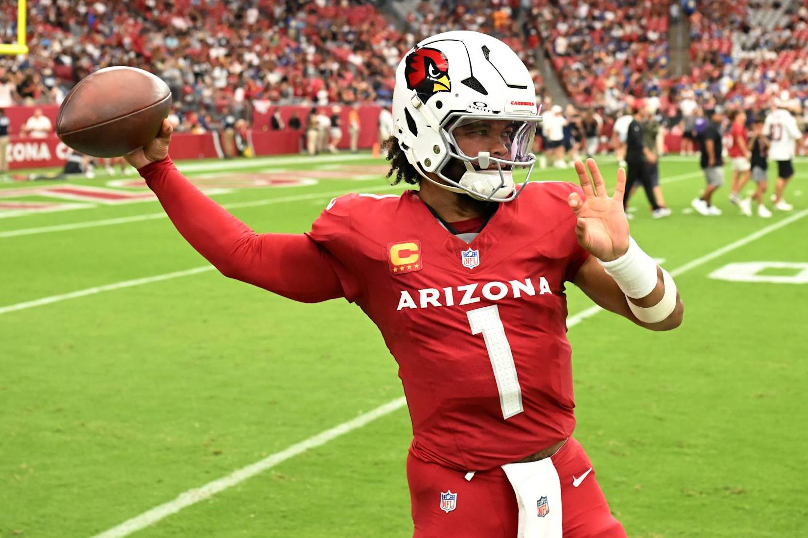 GLENDALE, ARIZONA - SEPTEMBER 15: Kyler Murray #1 of the Arizona Cardinals prepares for a game against the Los Angeles Rams at State Farm Stadium on September 15, 2024 in Glendale, Arizona. (Photo by Norm Hall/Getty Images)