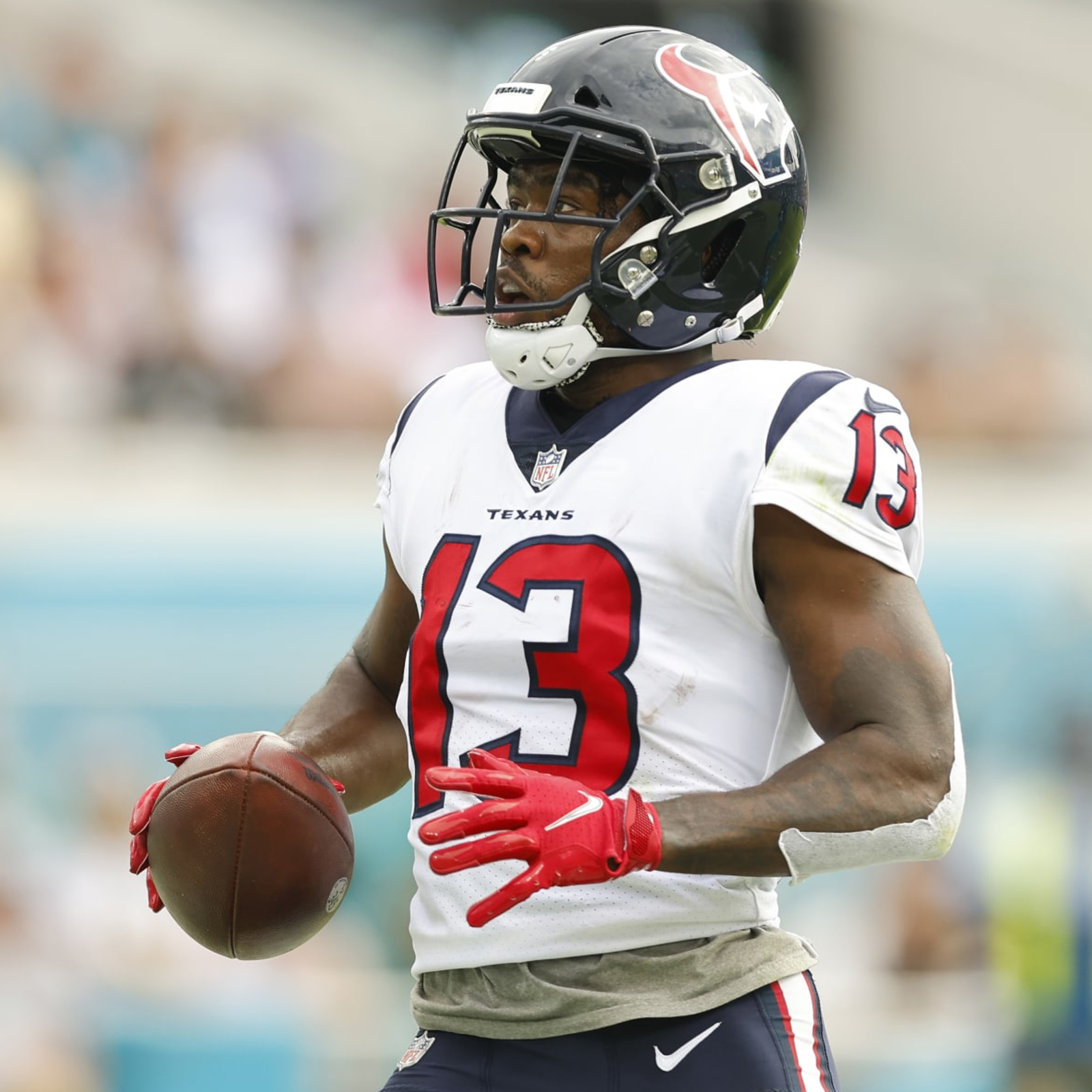 Texans strip Brandin Cooks of captaincy after his trade-deadline grievances