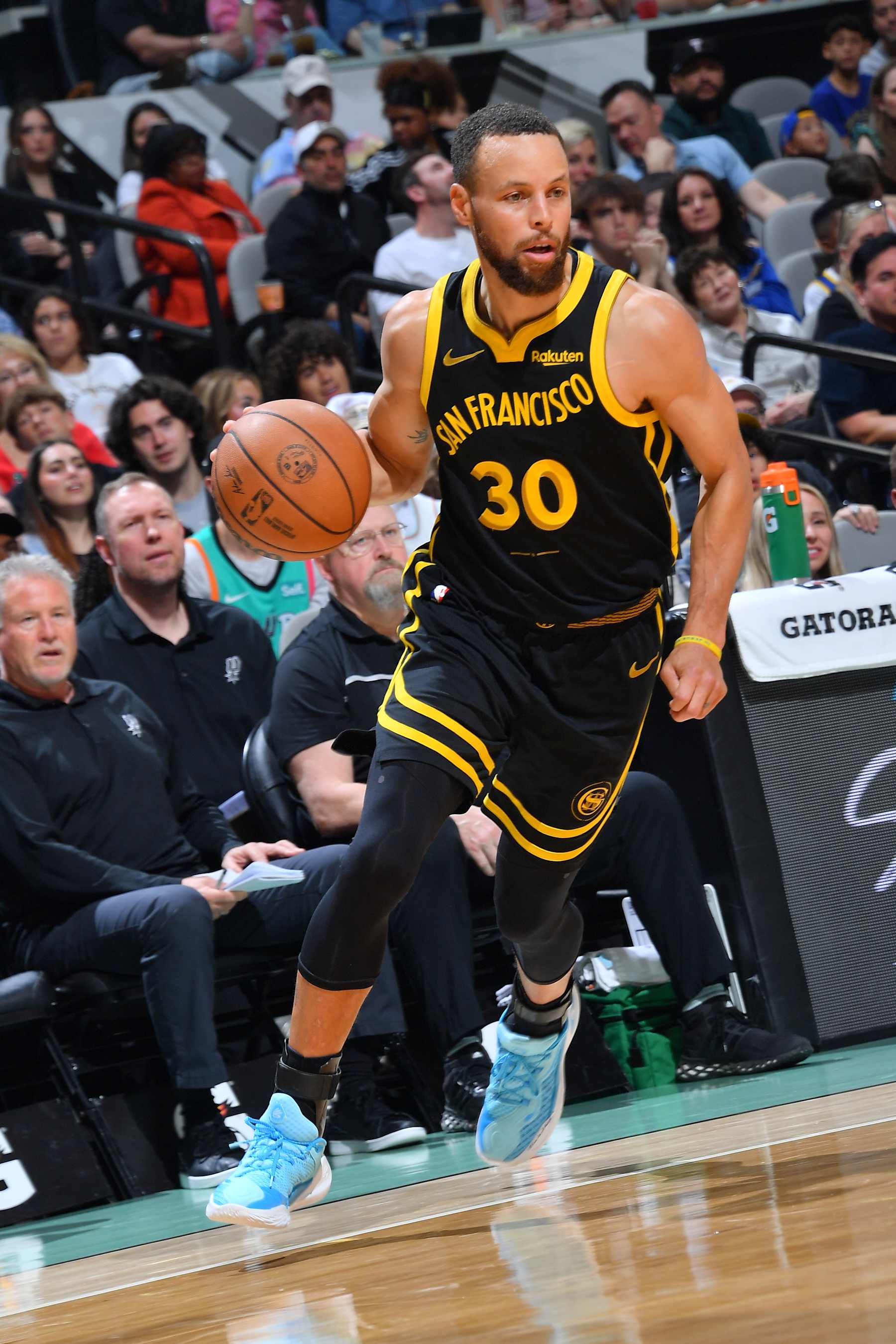 SAN ANTONIO, TX - MARCH 31: Stephen Curry #30 of the Golden State Warriors dribbles the ball during the game against the San Antonio Spurs on March 31, 2024 at the Frost Bank Center in San Antonio, Texas. NOTE TO USER: User expressly acknowledges and agrees that, by downloading and or using this photograph, user is consenting to the terms and conditions of the Getty Images License Agreement. Mandatory Copyright Notice: Copyright 2024 NBAE (Photos by Michael Gonzales/NBAE via Getty Images)
