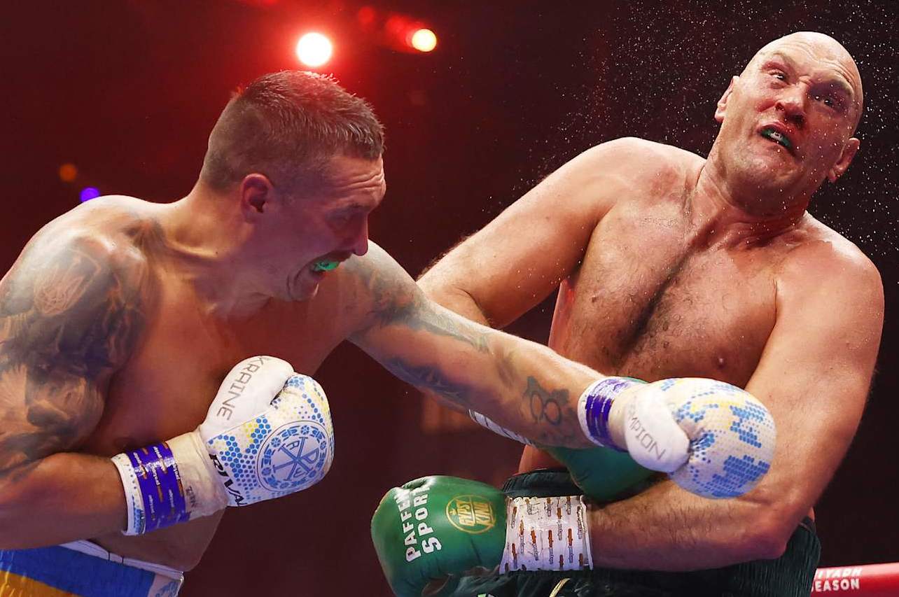 RIYADH, SAUDI ARABIA - MAY 18: Oleksandr Usyk punches Tyson Fury during the IBF, WBA, WBC, WBO and Undisputed Heavyweight titles' fight between Tyson Fury and Oleksandr Usyk at Kingdom Arena on May 18, 2024 in Riyadh, Saudi Arabia. (Photo by Richard Pelham/Getty Images)