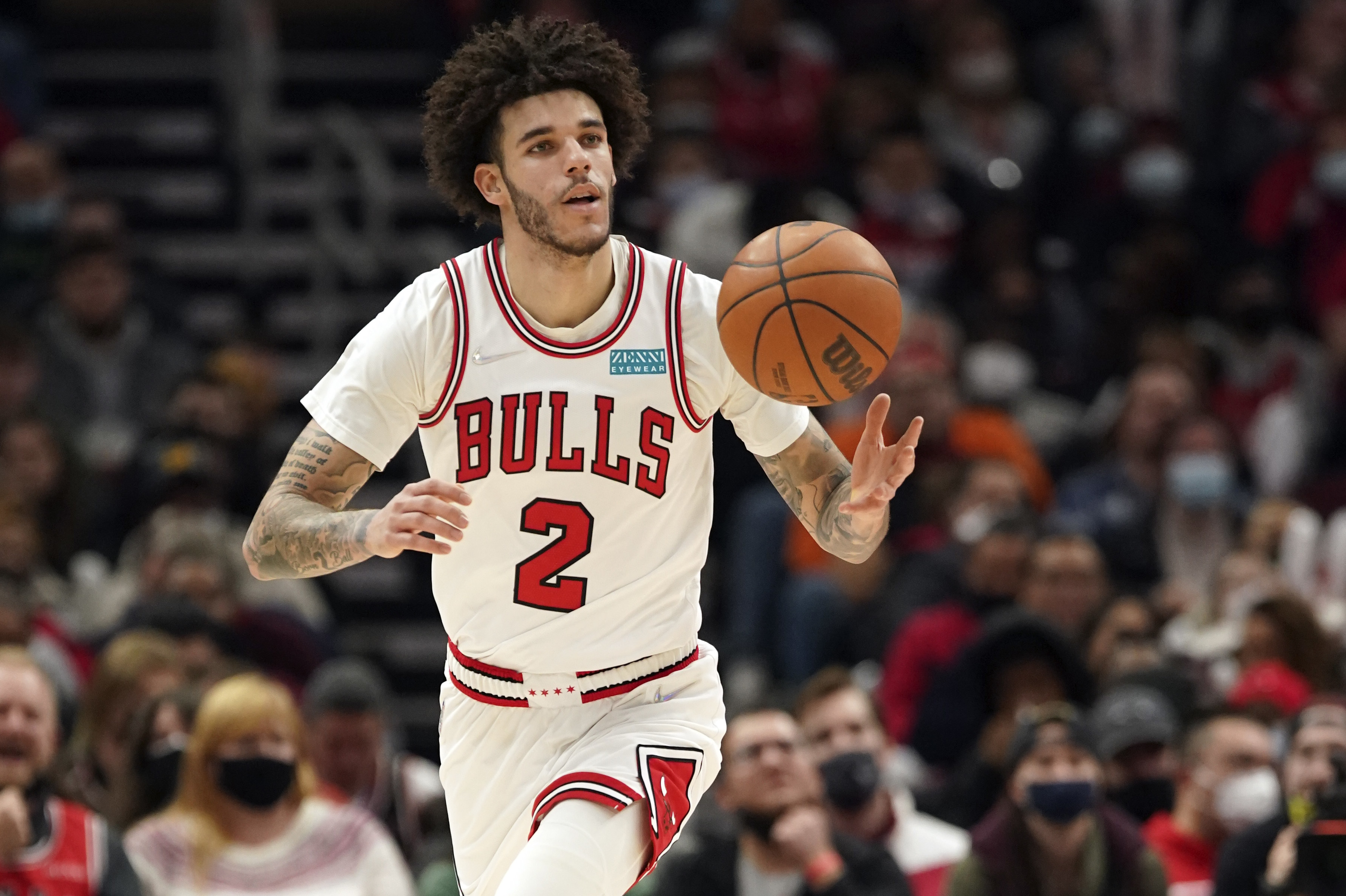 Bulls' Lonzo ball was removed from Celtics Game due to a knee injury thumbnail