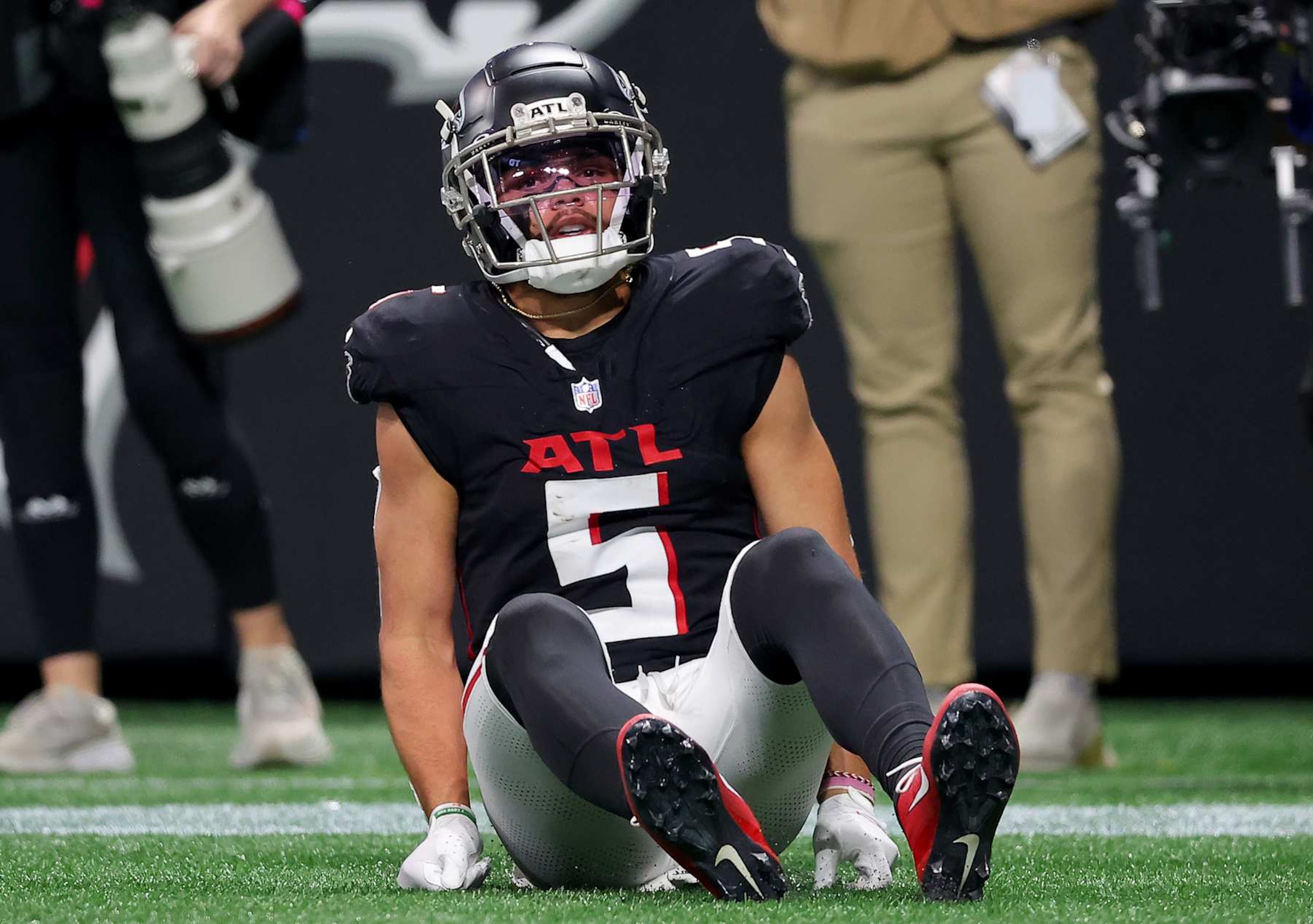 ATLANTA, GEORGIA - NOVEMBER 03: Drake London #5 of the Atlanta Falcons reacts during the first quarter against the Dallas Cowboys at Mercedes-Benz Stadium on November 03, 2024 in Atlanta, Georgia. (Photo by Kevin C. Cox/Getty Images)