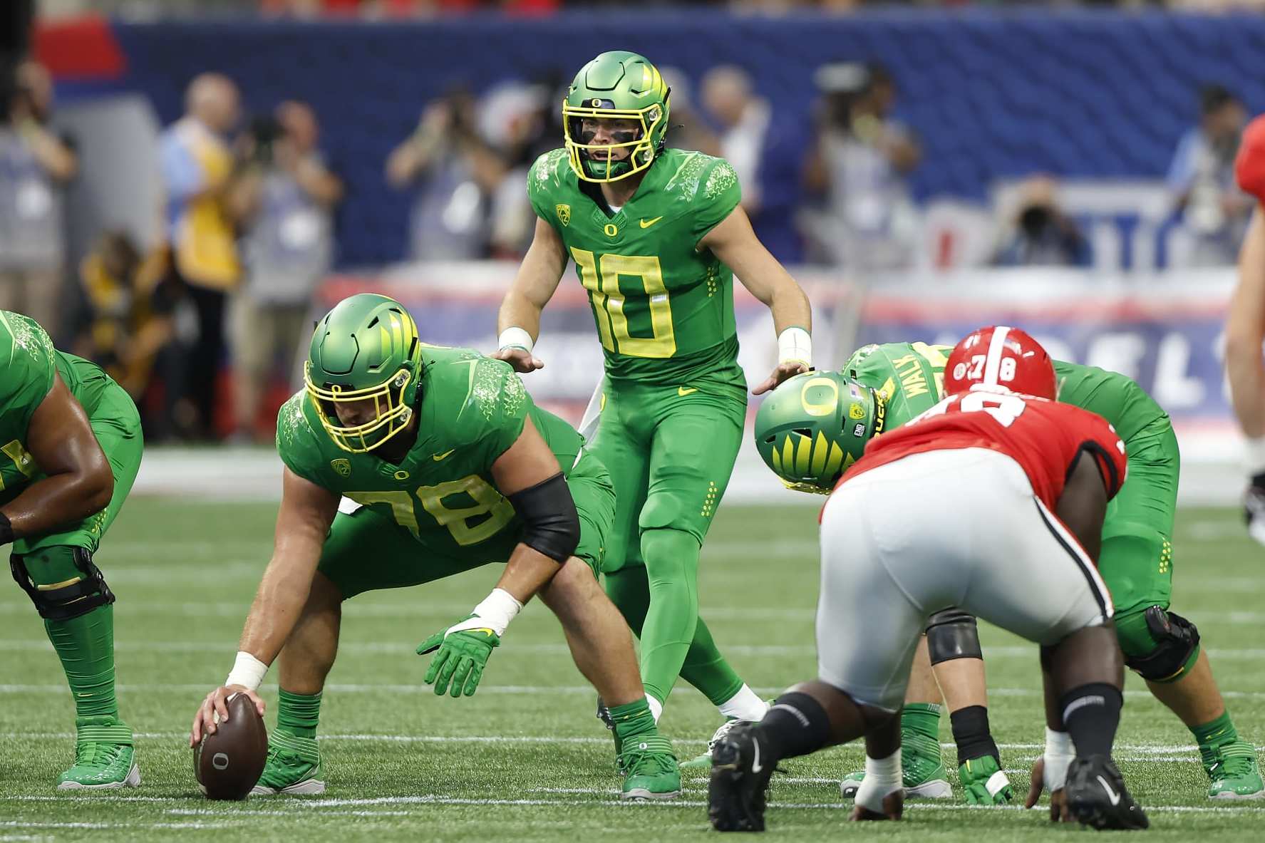 ATLANTA, GA - SEPTEMBER 03: Oregon Ducks quarterback Bo Nix (10) lines up behind center during the college football game between the defending National Champion Georgia Bulldogs and the Oregon Ducks on September 3, 2022 at Mercedes-Benz Stadium in Atlanta, Georgia. (Photo by David J. Griffin/Icon Sportswire via Getty Images)