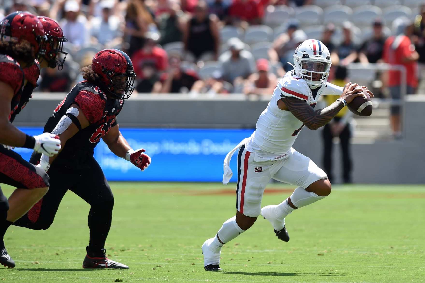 SAN DIEGO, CA - SEPTEMBER 03: Arizona Wildcats quarterback Jayden de Laura (7) runs the ball during a college football game between the Arizona Wildcats and the San Diego State Aztecs on September 03, 2022, at SnapDragon Stadium in San Diego, CA. (Photo by Chris Williams/Icon Sportswire via Getty Images)