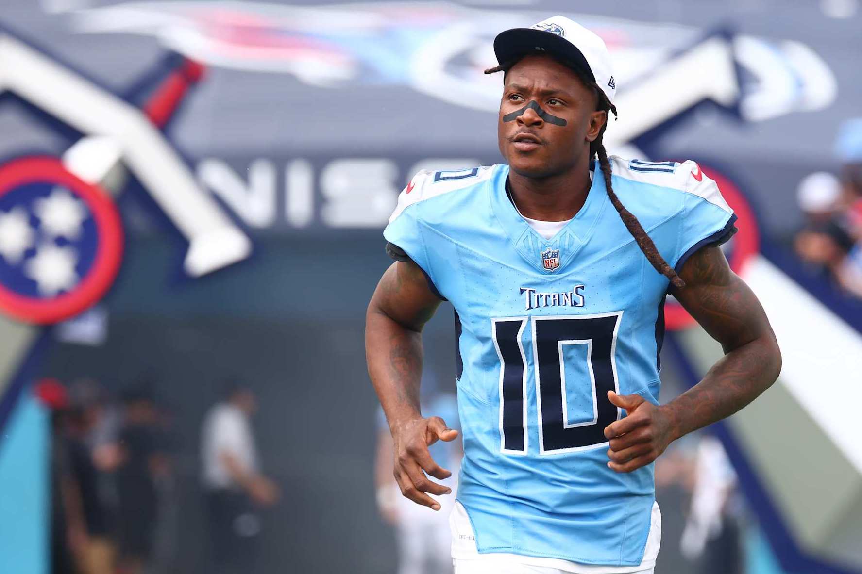 NASHVILLE, TENNESSEE - SEPTEMBER 22: DeAndre Hopkins #10 of the Tennessee Titans takes the field against the Green Bay Packers at Nissan Stadium on September 22, 2024 in Nashville, Tennessee. (Photo by Johnnie Izquierdo/Getty Images)