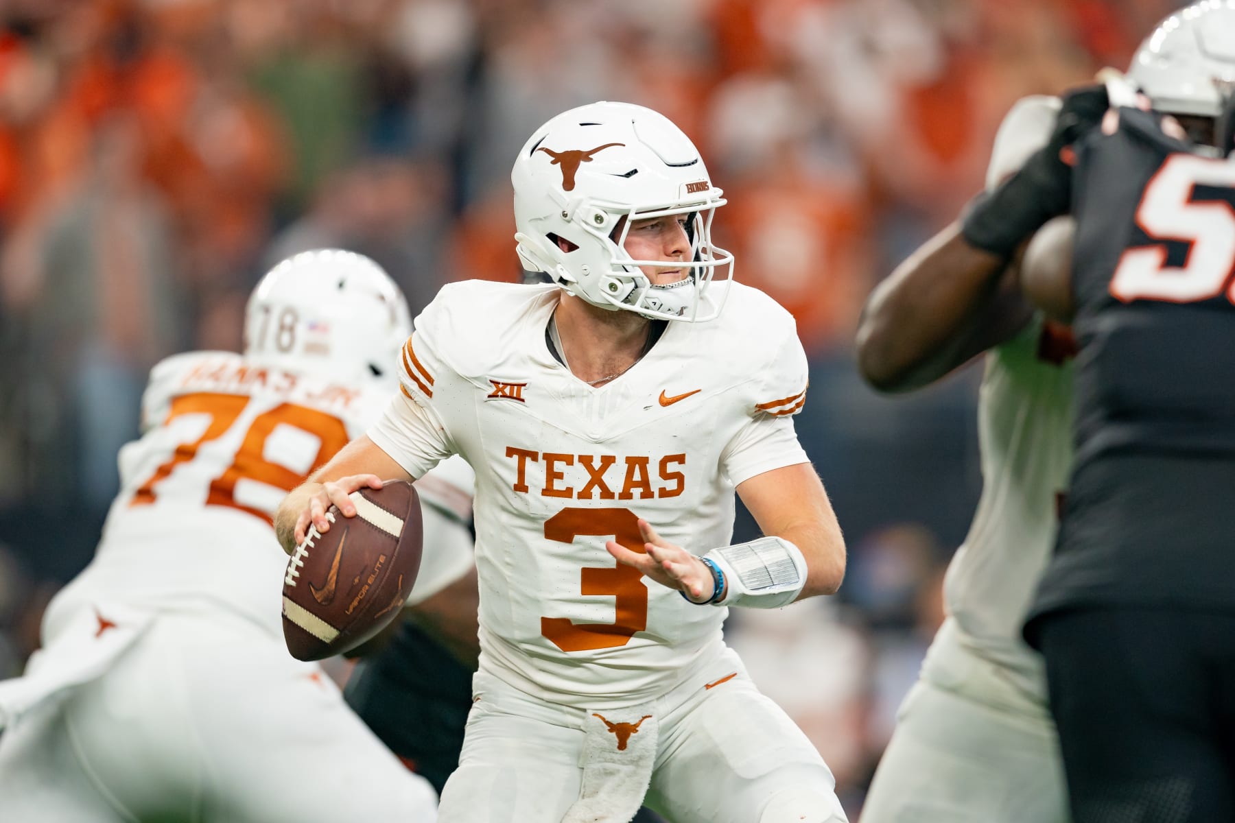 ARLINGTON, TX - DECEMBER 02: Texas Longhorns quarterback Quinn Ewers (3) throws a a pass during the Big 12 Championship game between the Texas Longhorns and the Oklahoma State Cowboys   on December 02, 2023 at AT&T Stadium in Arlington, TX. (Photo by Chris Leduc/Icon Sportswire via Getty Images)