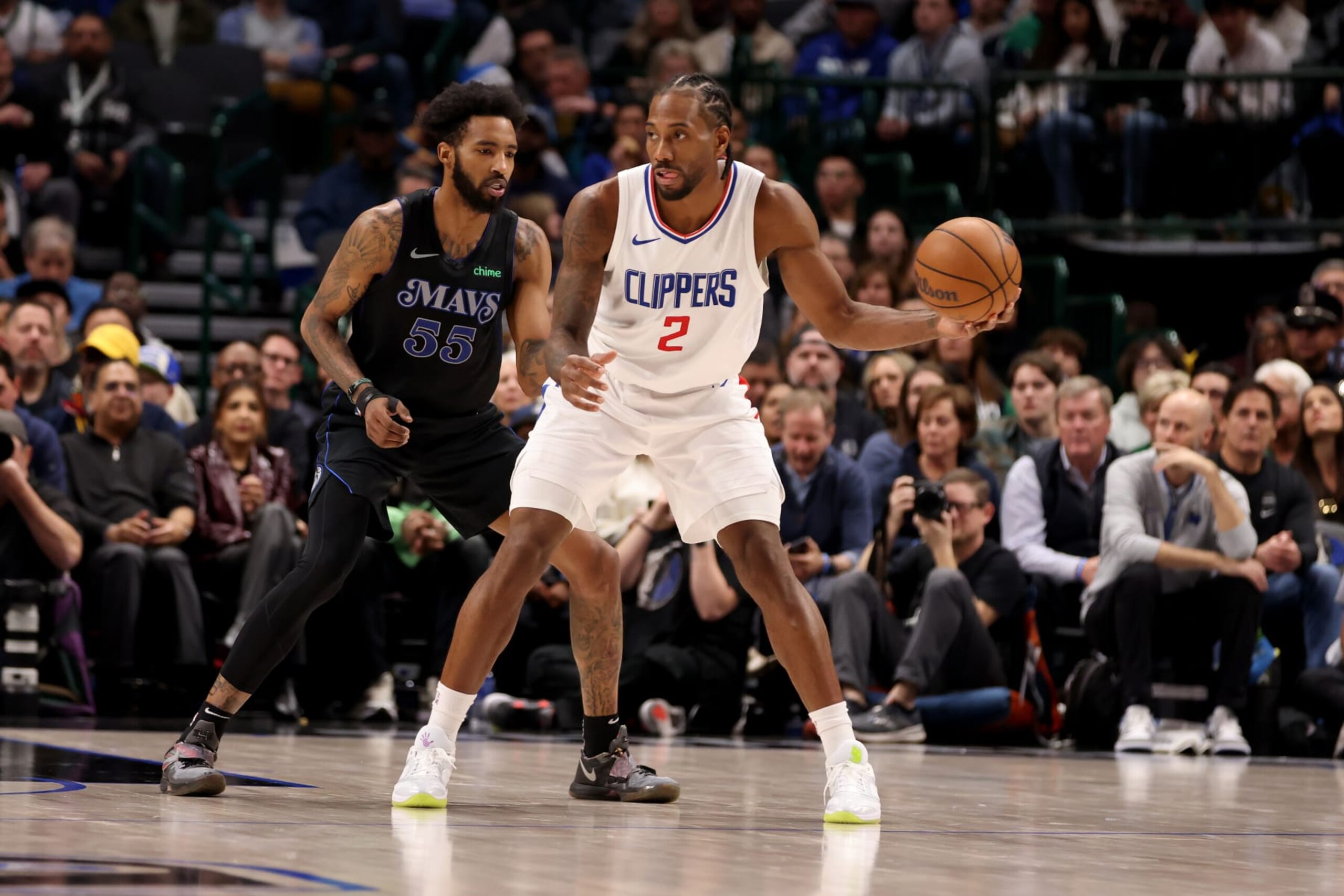 DALLAS, TEXAS - DECEMBER 20: Kawhi Leonard #2 of the LA Clippers is guarded by Derrick Jones Jr. #55 of the Dallas Mavericks in the first half at American Airlines Center on December 20, 2023 in Dallas, Texas. NOTE TO USER: User expressly acknowledges and agrees that, by downloading and or using this photograph, User is consenting to the terms and conditions of the Getty Images License Agreement. (Photo by Tim Heitman/Getty Images)