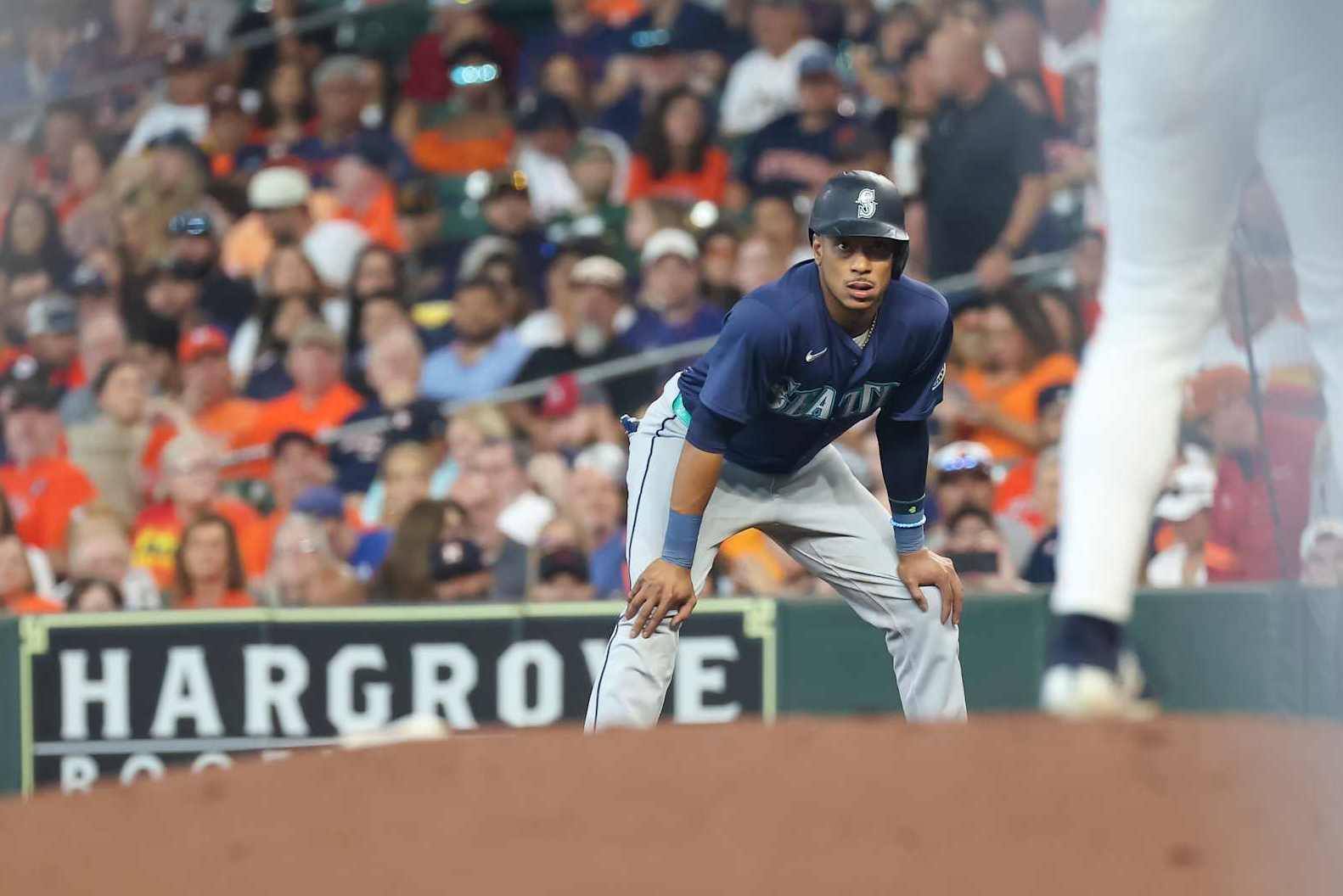 HOUSTON, TX - SEPTEMBER 25:  Seattle Mariners second baseman Jorge Polanco (7) watches the pitcher in the top of the second inning during the MLB game between the Seattle Mariners and Houston Astros on September 25, 2024 at Minute Maid Park in Houston, Texas.  (Photo by Leslie Plaza Johnson/Icon Sportswire via Getty Images)