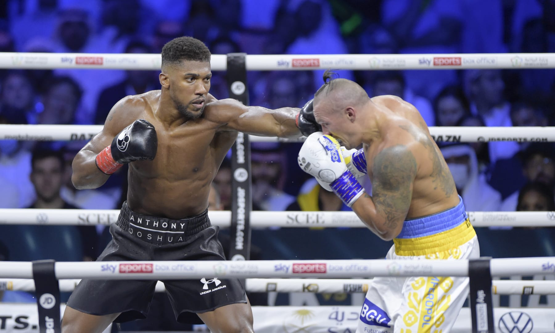 JEDDAH, SAUDI ARABIA - AUGUST 20: Anthony Joshua and Oleksandr Usyk trade punches during the Rage on the Red Sea Heavyweight Title Fight at King Abdullah Sports City Arena on August 20, 2022 in Jeddah, Saudi Arabia. (Photo by Khalid Alhaj/MB Media/Getty Images)
