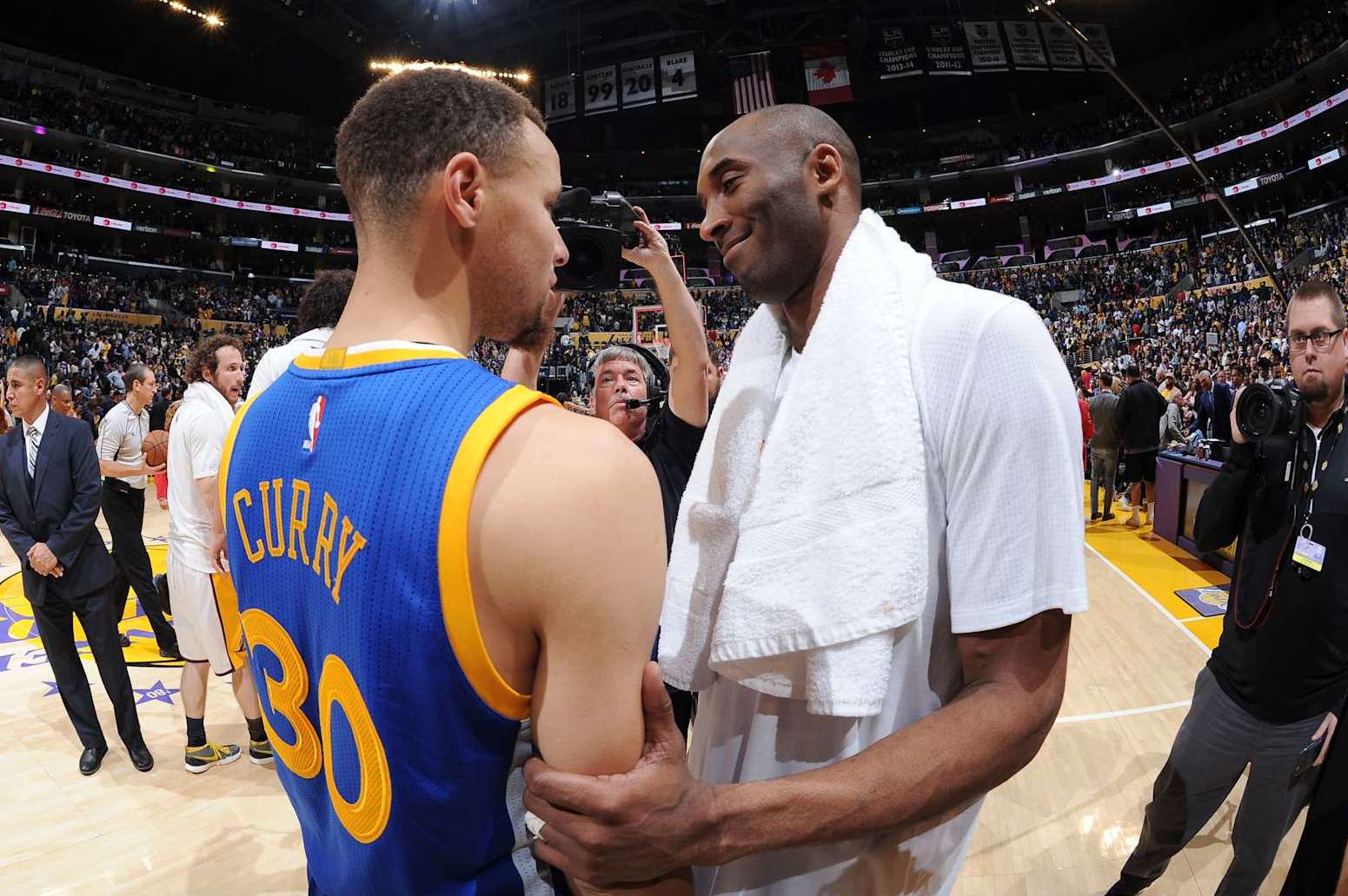 LOS ANGELES, CA - MARCH 6:  Kobe Bryant #24 of the Los Angeles Lakers shakes hands with Stephen Curry #30 of the Golden State Warriors after the game on March 6, 2016 at STAPLES Center in Los Angeles, California. NOTE TO USER: User expressly acknowledges and agrees that, by downloading and/or using this Photograph, user is consenting to the terms and conditions of the Getty Images License Agreement. Mandatory Copyright Notice: Copyright 2016 NBAE (Photo by Andrew D. Bernstein/NBAE via Getty Images)