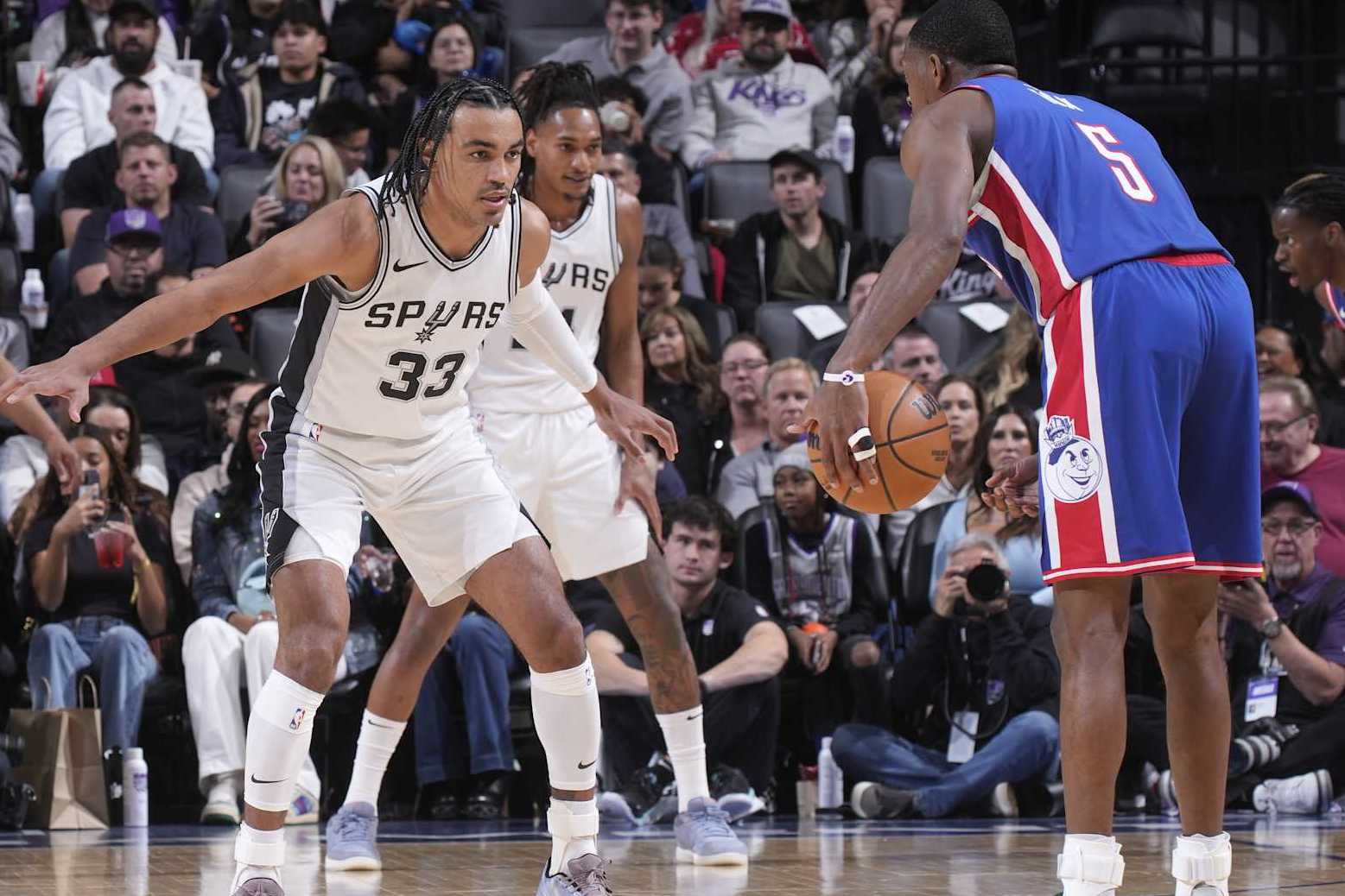 SACRAMENTO, CA - DECEMBER 1: Tre Jones #33 of the San Antonio Spurs defends against De'Aaron Fox #5 of the Sacramento Kings during the game on December 1, 2024 at Golden 1 Center in Sacramento, California. NOTE TO USER: User expressly acknowledges and agrees that, by downloading and or using this photograph, User is consenting to the terms and conditions of the Getty Images Agreement. Mandatory Copyright Notice: Copyright 2024 NBAE (Photo by Rocky Widner/NBAE via Getty Images)