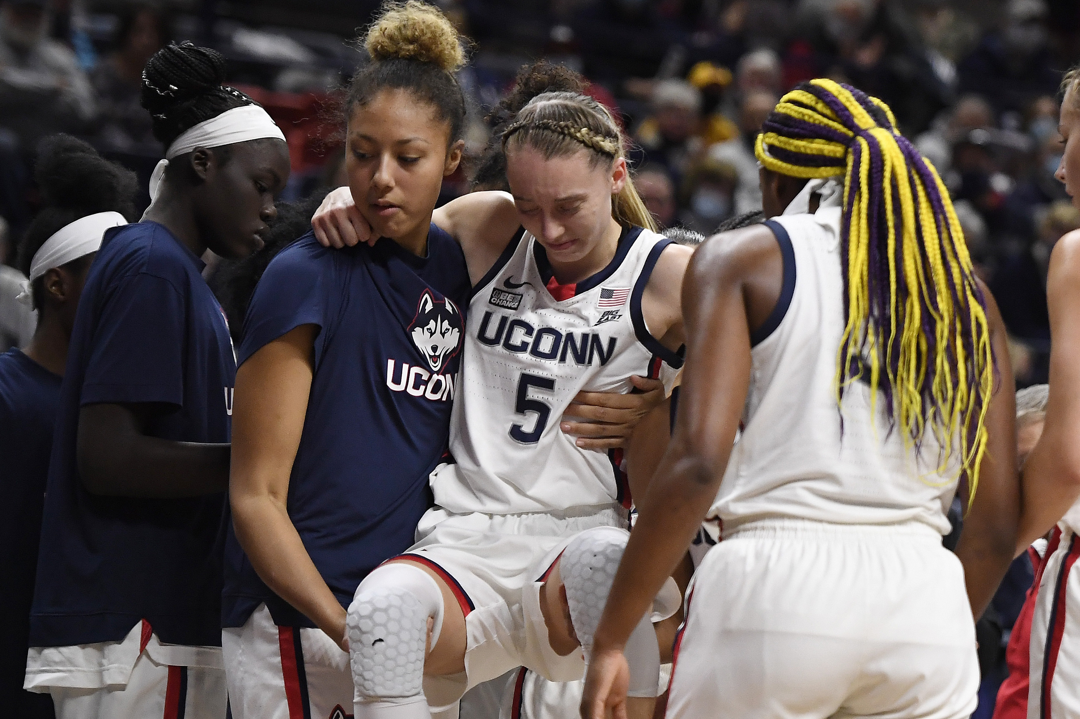 UConn's Paige Bueckers Carried Off Court After Suffering Non-Contact Injury  | News, Scores, Highlights, Stats, and Rumors | Bleacher Report