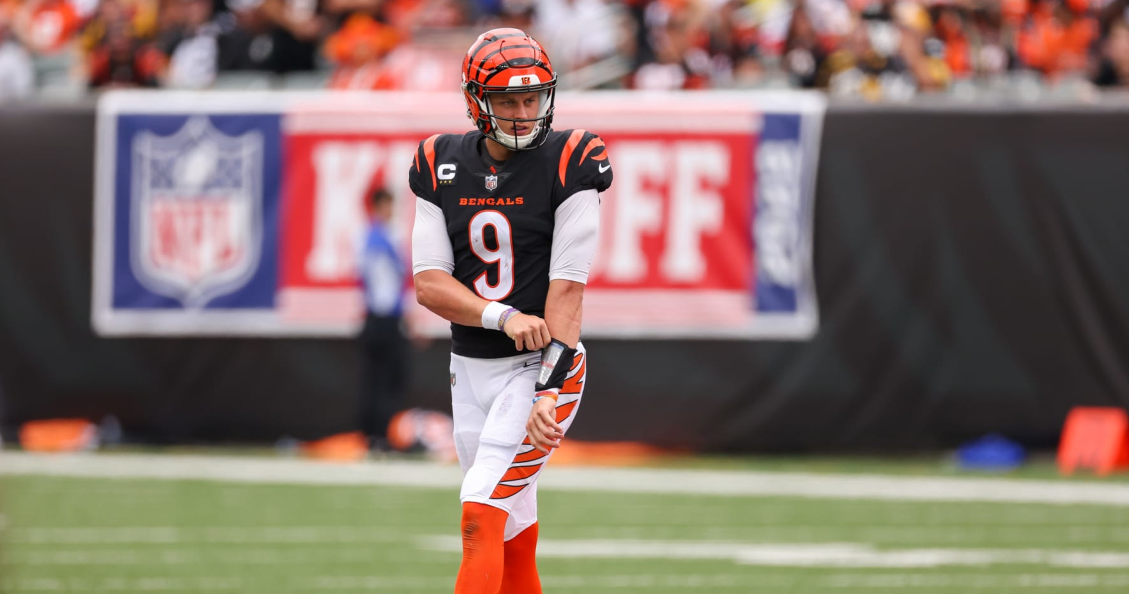 PFF on Instagram: Joe Burrow rocking the headband 🔥 (via @bengals)