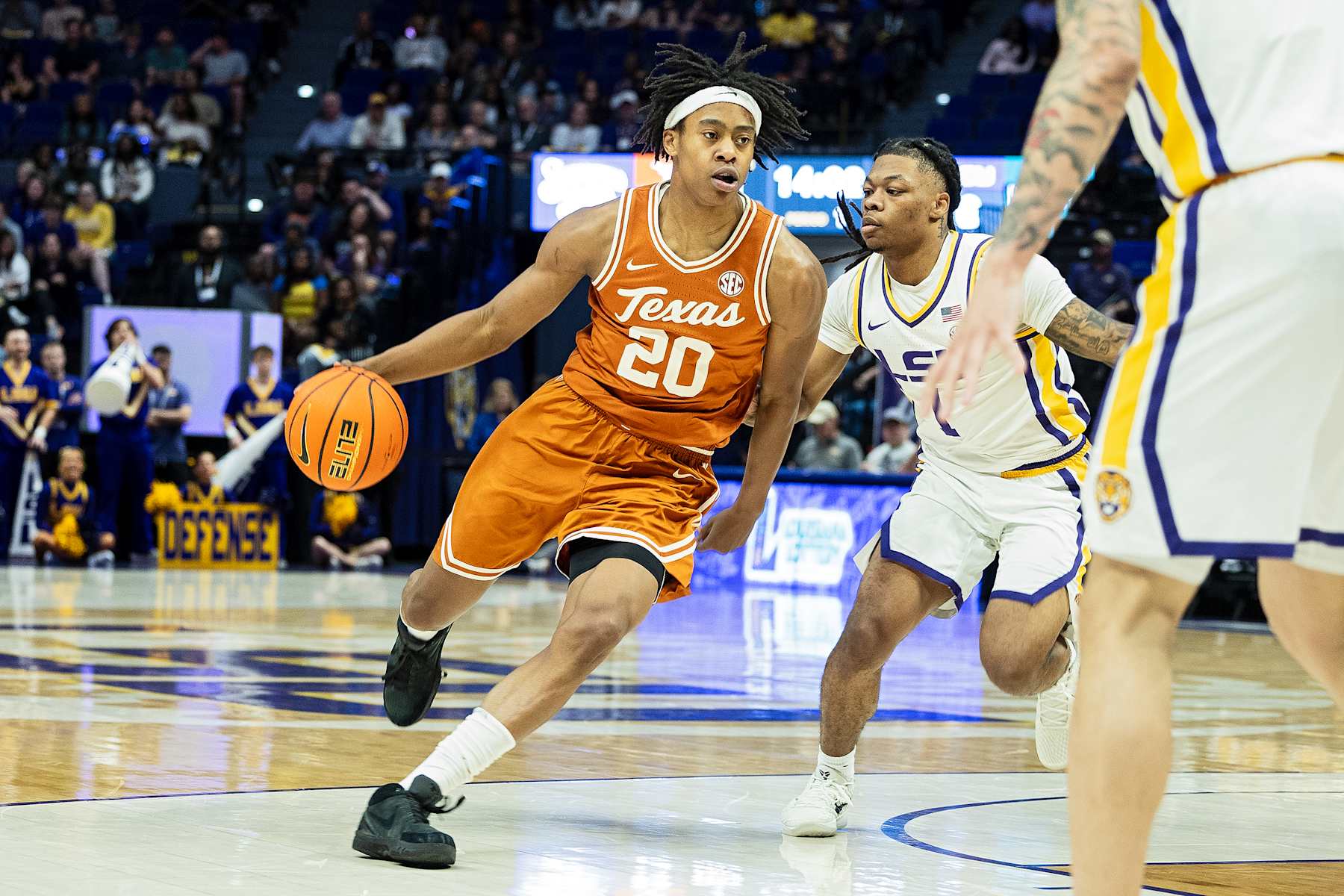 basketball BATON ROUGE, LA - FEBRUARY 01:  Texas Longhorns guard Tre Johnson (20) dribbles the ball during a game between the LSU Tigers and the Texas Longhorns on February 01, 2025, at the Pete Maravich Assembly Center in Baton Rouge, LA. (Photo by John Korduner/Icon Sportswire via Getty Images)