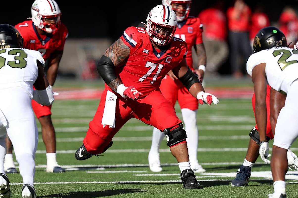 TUCSON, AZ - OCTOBER 19: Arizona Wildcats offensive lineman Jonah Savaiinaea #71 during a football game between the University of Colorado Buffaloes and the University of Arizona Wildcats.  October 19, 2024 at Arizona Stadium in Tucson, AZ. (Photo by Christopher Hook/Icon Sportswire via Getty Images)