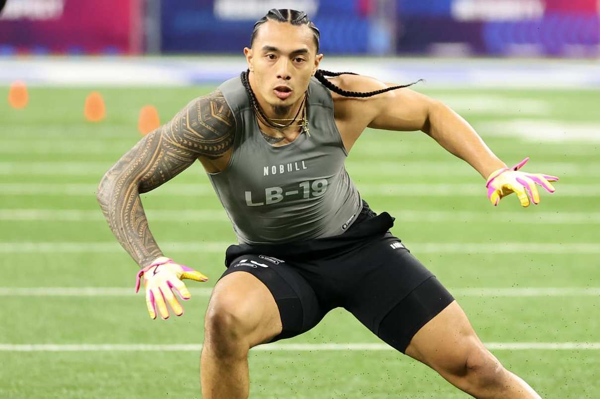 INDIANAPOLIS, INDIANA - FEBRUARY 29: Marist Liufau #LB19 of Notre Dame participates in a drill during the NFL Combine at Lucas Oil Stadium on February 29, 2024 in Indianapolis, Indiana. (Photo by Stacy Revere/Getty Images)