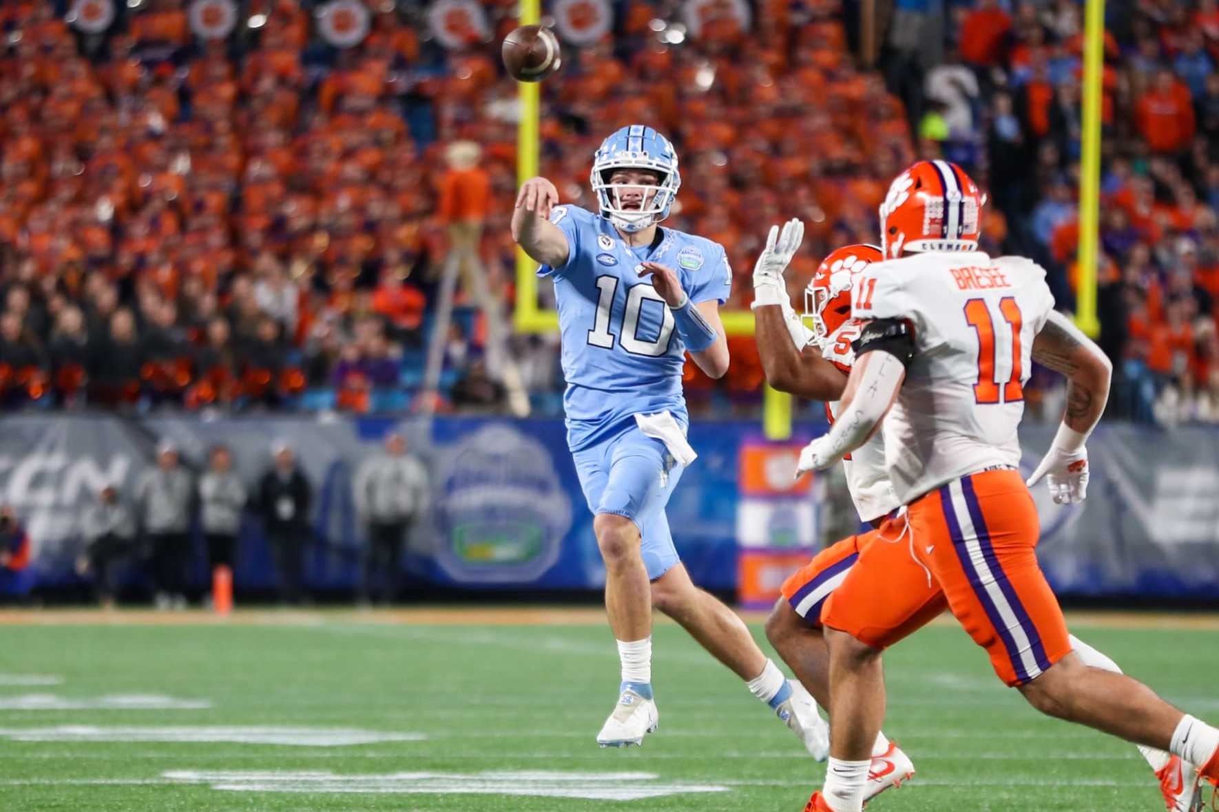 CHARLOTTE, NC - DECEMBER 03: Drake Maye (10) of the North Carolina Tar Heels passes the ball on the run during the ACC Championship football game between the North Carolina Tar Heels and the Clemson Tigers on December 3, 2022 at Bank of America Stadium in Charlotte, NC. (Photo by David Jensen/Icon Sportswire via Getty Images)