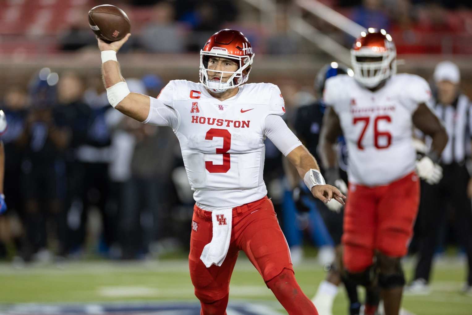 DALLAS, TX - NOVEMBER 05: Houston Cougars quarterback Clayton Tune (#3) throws a pass during the college football game between the SMU Mustangs and the Houston Cougars on November 05, 2022, at Gerald J. Ford Stadium in Dallas, TX. (Photo by Matthew Visinsky/Icon Sportswire via Getty Images)