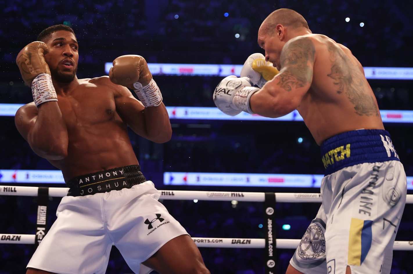 LONDON, ENGLAND - SEPTEMBER 25: Oleksandr Usyk punches as Anthony Joshua ducks during the Heavyweight Title Fight between Anthony Joshua and Oleksandr Usyk at Tottenham Hotspur Stadium on September 25, 2021 in London, England. (Photo by Julian Finney/Getty Images)