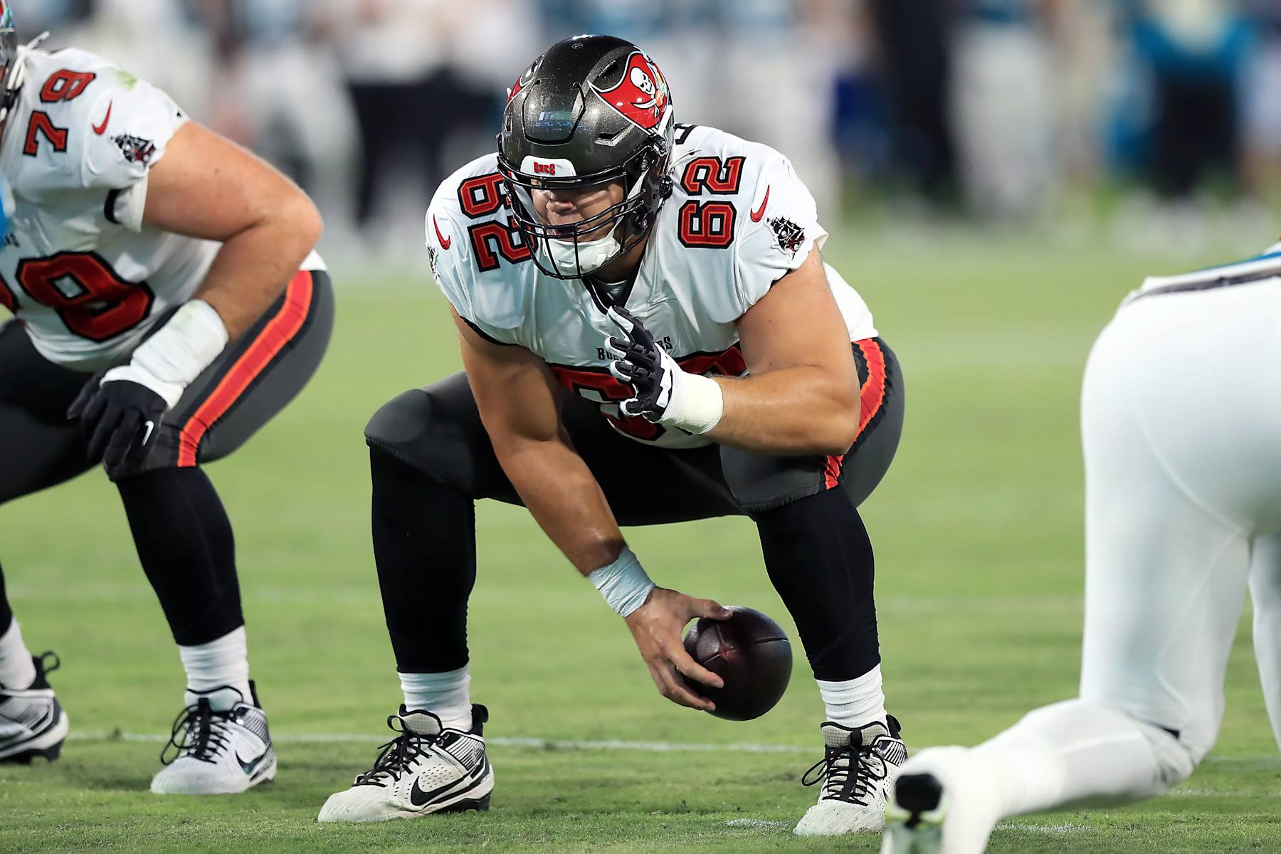 JACKSONVILLE, FL - August 17: Tampa Bay Buccaneers Center Graham Barton (62) snaps the ball during the preseason game between the Tampa Bay Buccaneers and the Jacksonville Jaguars on August 17, 2024 at EverBank Stadium in Jacksonville, FL. (Photo by Cliff Welch/Icon Sportswire via Getty Images)