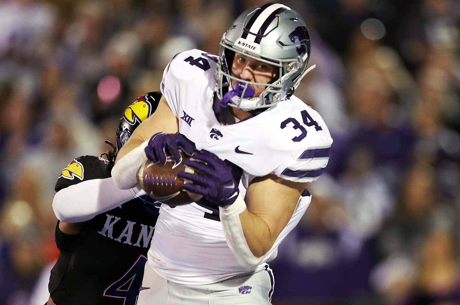 LAWRENCE, KANSAS - NOVEMBER 18: Tight end Ben Sinnott #34 of the Kansas State Wildcats catches a pass in the end zone for a touchdown during the 1st half of the game against the Kansas Jayhawks at David Booth Kansas Memorial Stadium on November 18, 2023 in Lawrence, Kansas. (Photo by Jamie Squire/Getty Images)