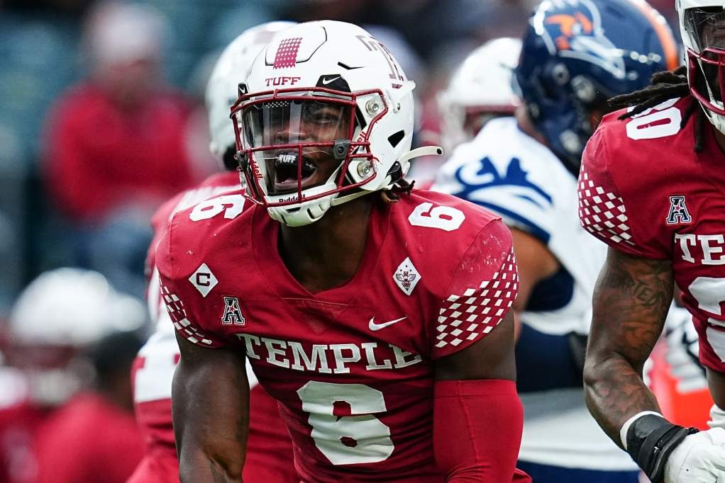 PHILADELPHIA, PENNSYLVANIA - OCTOBER 7: Jordan Magee #6 and Conlan Greene #90 of the Temple Owls react against the UTSA Roadrunners in the first half at Lincoln Financial Field on October 7, 2023 in Philadelphia, Pennsylvania. (Photo by Mitchell Leff/Getty Images)
