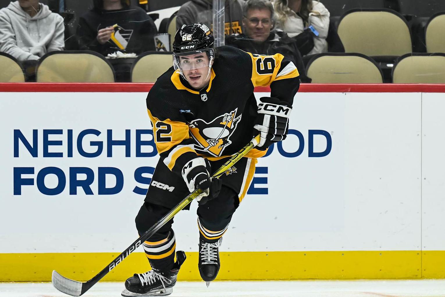 PITTSBURGH, PA - SEPTEMBER 24: Pittsburgh Penguins center Brayden Yager (62) skates with the puck during the first period in the preseason NHL game between the Pittsburgh Penguins and the Chicago Blackhawks on September 24, 2023, at PPG Paints Arena in Pittsburgh, PA. (Photo by Jeanine Leech/Icon Sportswire via Getty Images)