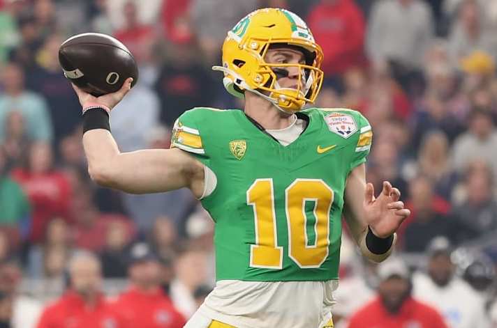 GLENDALE, ARIZONA - JANUARY 01: Quarterback Bo Nix #10 of the Oregon Ducks throws a pass during the first half of the Fiesta Bowl against the Liberty Flames at State Farm Stadium on January 01, 2024 in Glendale, Arizona. (Photo by Christian Petersen/Getty Images)