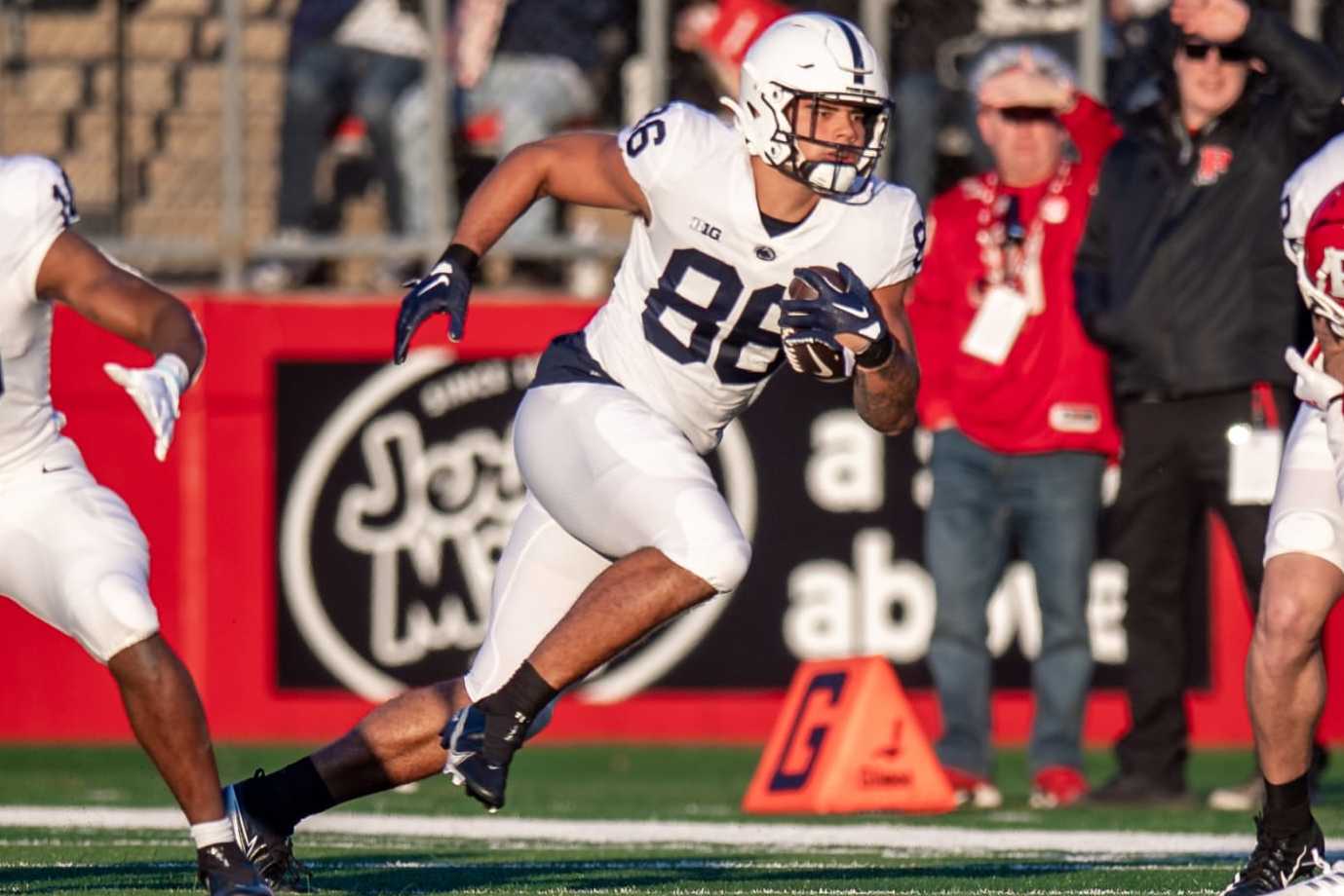 PISCATAWAY, NJ - NOVEMBER 19: Penn State Nittany Lions tight end Brenton Strange (86) catches a pass during the college football game between the Penn State Nittany Lions and Rutgers Scarlet Knights at SHI Stadium in Piscataway, NJ on November 19, 2022 (Photo by John Jones/Icon Sportswire via Getty Images)