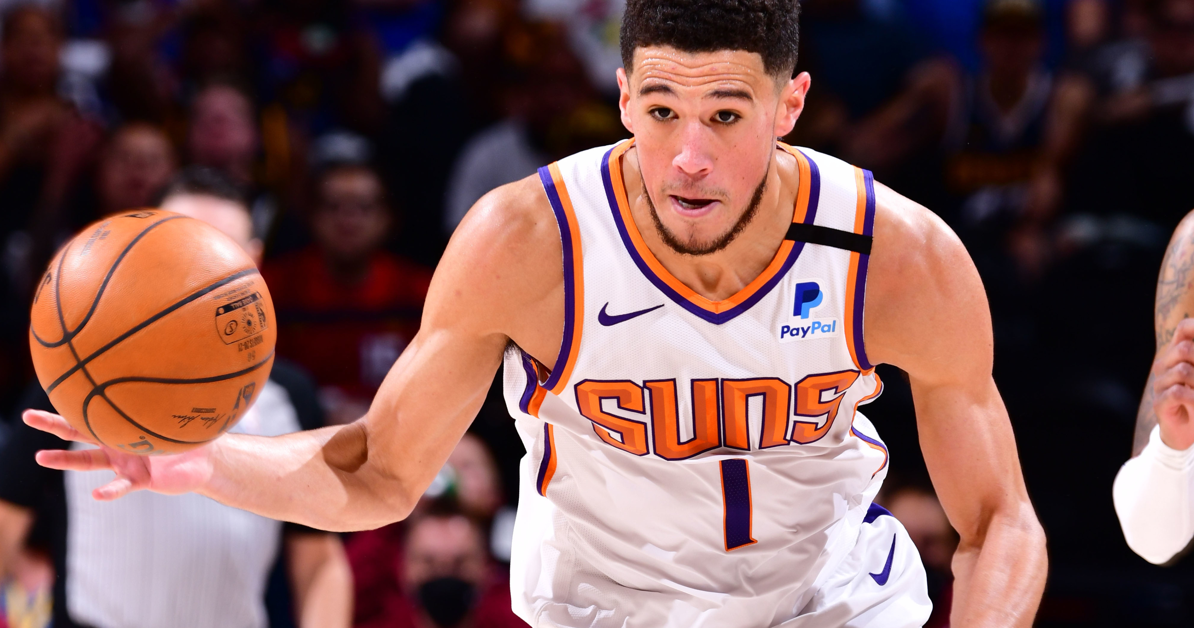 Suns' Devin Booker takes time to make young fan's night in Denver