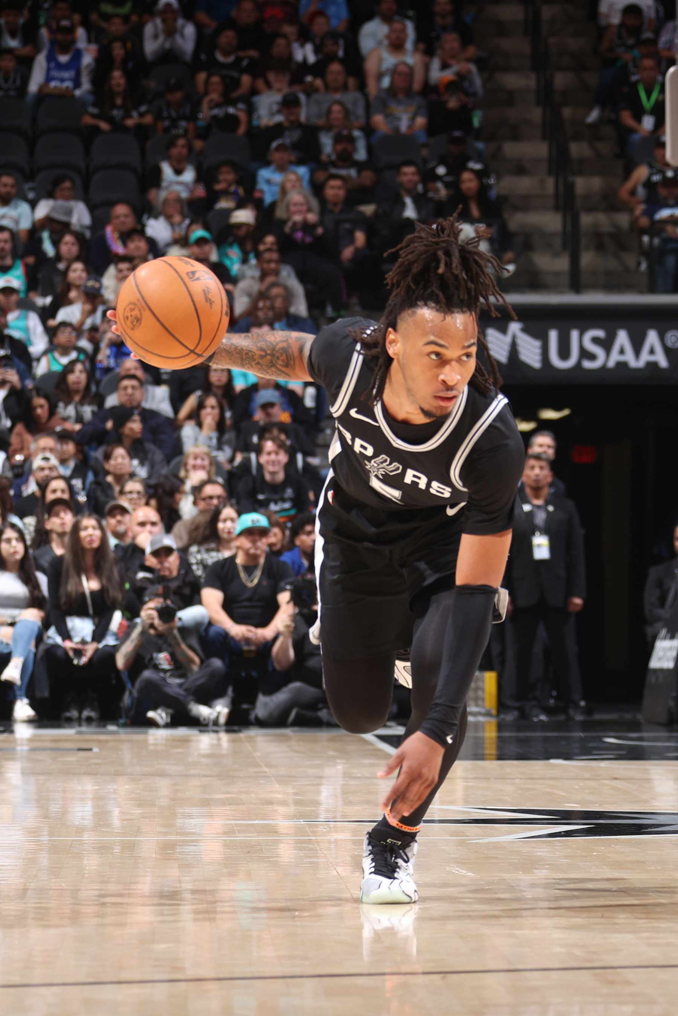 SAN ANTONIO, TX - NOVEMBER 23: Stephon Castle #5 of the San Antonio Spurs drives to the basket during the game against the Golden State Warriors on November 23, 2024 at the Frost Bank Center in San Antonio, Texas. NOTE TO USER: User expressly acknowledges and agrees that, by downloading and or using this photograph, user is consenting to the terms and conditions of the Getty Images License Agreement. Mandatory Copyright Notice: Copyright 2024 NBAE (Photos by Nathaniel S. Butler/NBAE via Getty Images)