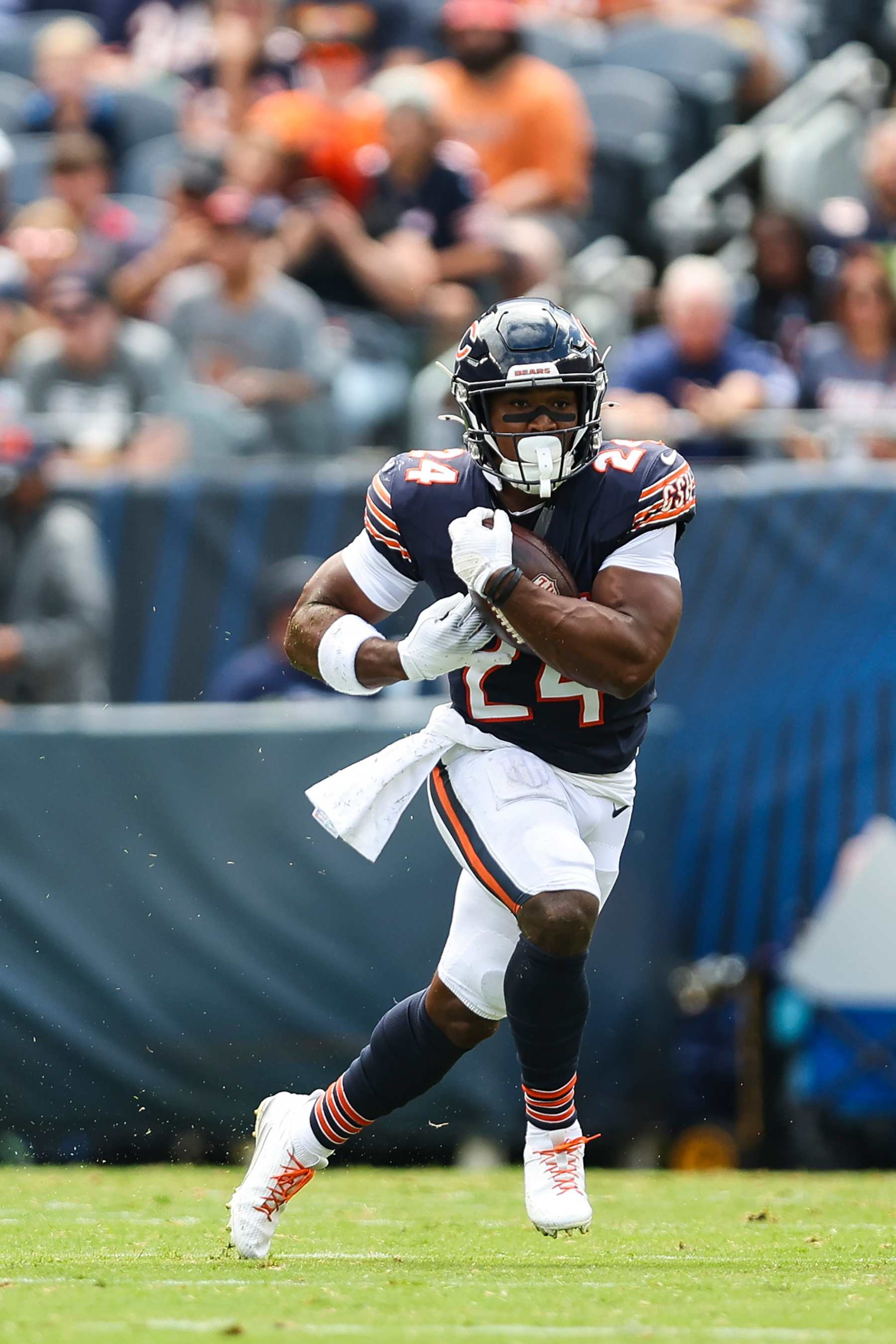 CHICAGO, IL - AUGUST 17: Khalil Herbert #24 of the Chicago Bears runs the ball during an NFL football game against the Cincinnati Bengals at Solider Field on August 17, 2024 in Chicago, Illinois. (Photo by Perry Knotts/Getty Images) CHICAGO, IL - AUGUST 17: Khalil Herbert #24 of the Chicago Bears runs the ball during an NFL football game against the Cincinnati Bengals at Solider Field on August 17, 2024 in Chicago, Illinois. (Photo by Perry Knotts/Getty Images)