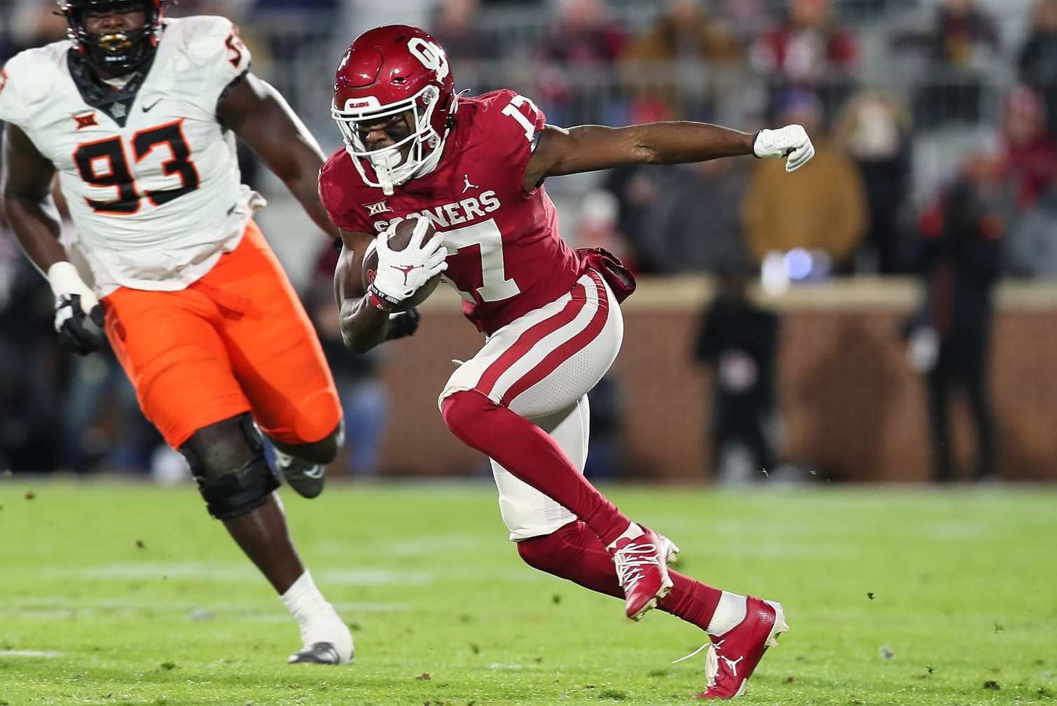 NORMAN, OK - NOVEMBER 19: Oklahoma Sooners WR Marvin Mims (17) runs after the catch during a game between the Oklahoma Sooners and the Oklahoma State Cowboys at Gaylord Memorial Stadium in Norman, Oklahoma on November 19, 2022. (Photo by David Stacy/Icon Sportswire via Getty Images)
