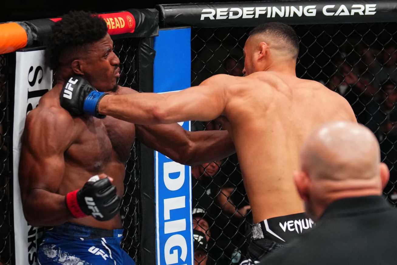 ST LOUIS, MISSOURI - MAY 11: (R-L) Carlos Ulberg of New Zealand punches Alonzo Menifield in a light heavyweight fight during the UFC Fight Night event at Enterprise Center on May 11, 2024 in St Louis, Missouri. (Photo by Josh Hedges/Zuffa LLC via Getty Images)