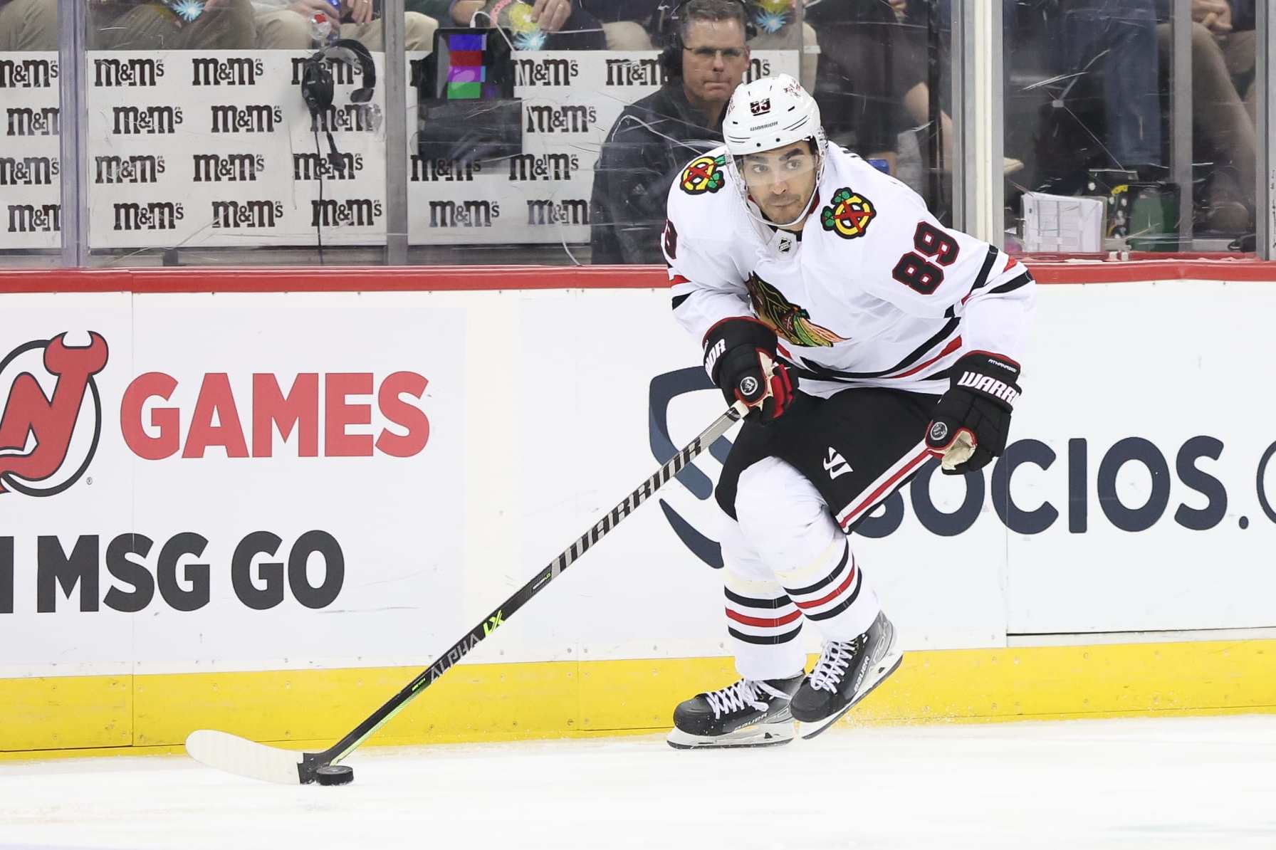 NEWARK, NJ - DECEMBER 06: Chicago Blackhawks center Andreas Athanasiou (89) skates with the puck during the National Hockey League game between the Chicago Blackhawks and the New Jersey Devils on December 6, 2022 at Prudential Center in Newark, NJ. (Photo by Andrew Mordzynski/Icon Sportswire via Getty Images)