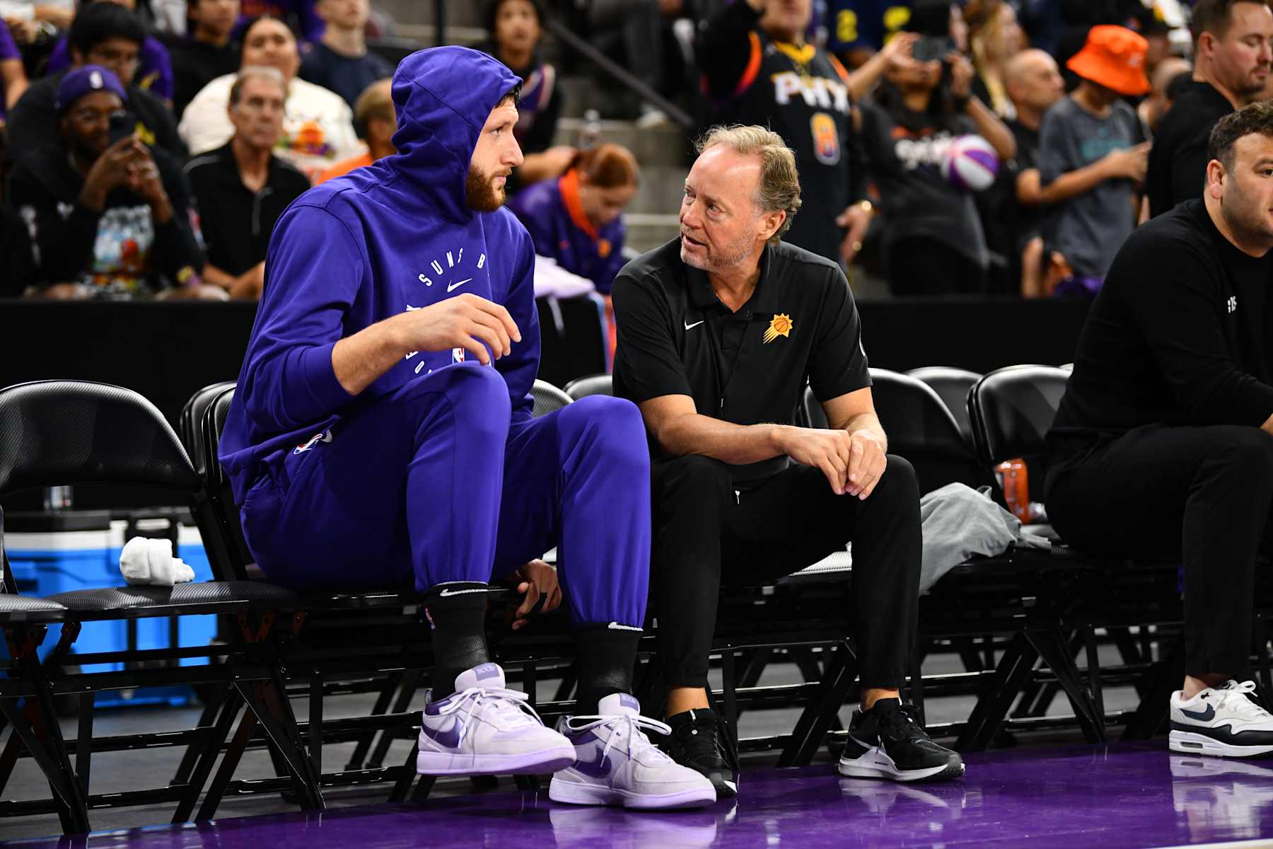 TEMPE, AZ - 19 DE OUTUBRO: Jusuf Nurkic # 20 e o técnico Mike Budenholzer do Phoenix Suns falam durante uma luta pública do Phoenix Suns em 19 de outubro de 2024, no Mullett Stadium em Tempe, Arizona. NOTA AO USUÁRIO: O usuário reconhece e concorda expressamente que, ao baixar ou usar esta imagem, o usuário concorda com os termos e condições do Contrato de Licença da Getty Images. Aviso obrigatório de direitos autorais: Copyright 2024 NBAE (foto de Barry Gossage/NBAE via Getty Images)