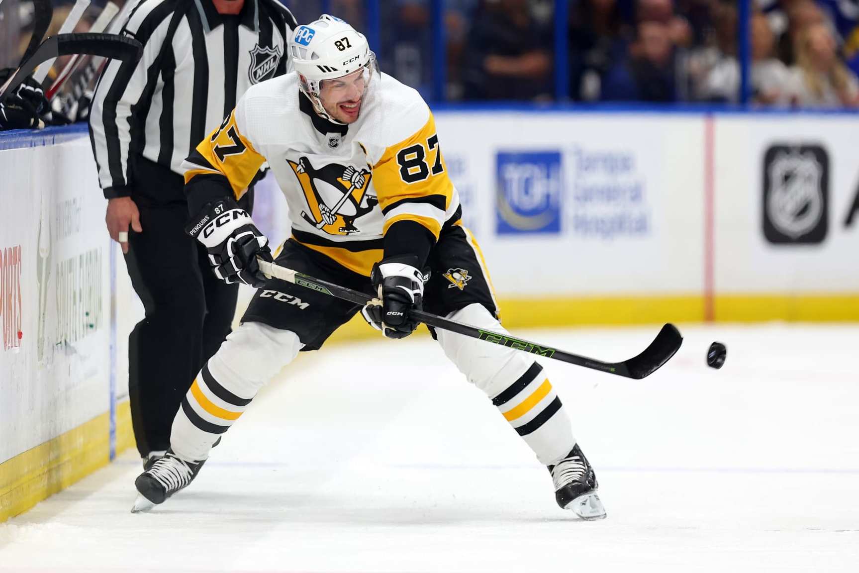 TAMPA, FLORIDA - MARCH 02: Sidney Crosby #87 of the Pittsburgh Penguins looks to pass in the first period during a game against the Tampa Bay Lightning at Amalie Arena on March 02, 2023 in Tampa, Florida. (Photo by Mike Ehrmann/Getty Images)