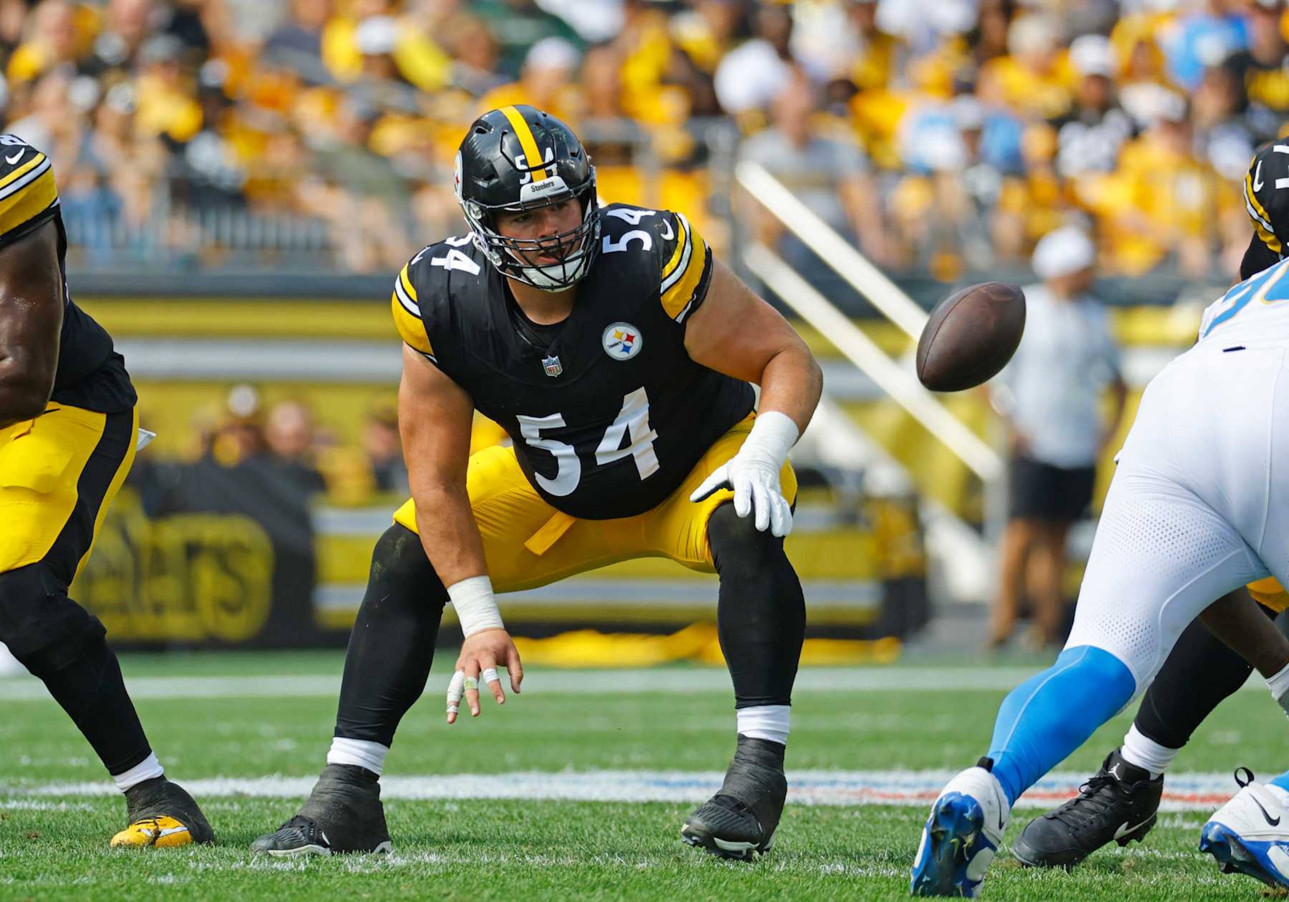 PITTSBURGH, PA - SEPTEMBER 22: Zach Frazier #54 of the Pittsburgh Steelers in action against the Los Angeles Chargers on September 22, 2024 at Acrisure Stadium in Pittsburgh, Pennsylvania. (Photo by Justin K. Aller/Getty Images) PITTSBURGH, PA - SEPTEMBER 22: Zach Frazier #54 of the Pittsburgh Steelers in action against the Los Angeles Chargers on September 22, 2024 at Acrisure Stadium in Pittsburgh, Pennsylvania. (Photo by Justin K. Aller/Getty Images)