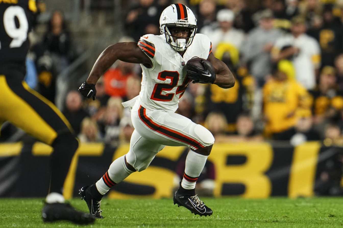 PITTSBURGH, PA - SEPTEMBER 18: Nick Chubb #24 of the Cleveland Browns runs the ball at Acrisure Stadium on September 18, 2023 in Pittsburgh, Pennsylvania. (Photo by Cooper Neill/Getty Images)