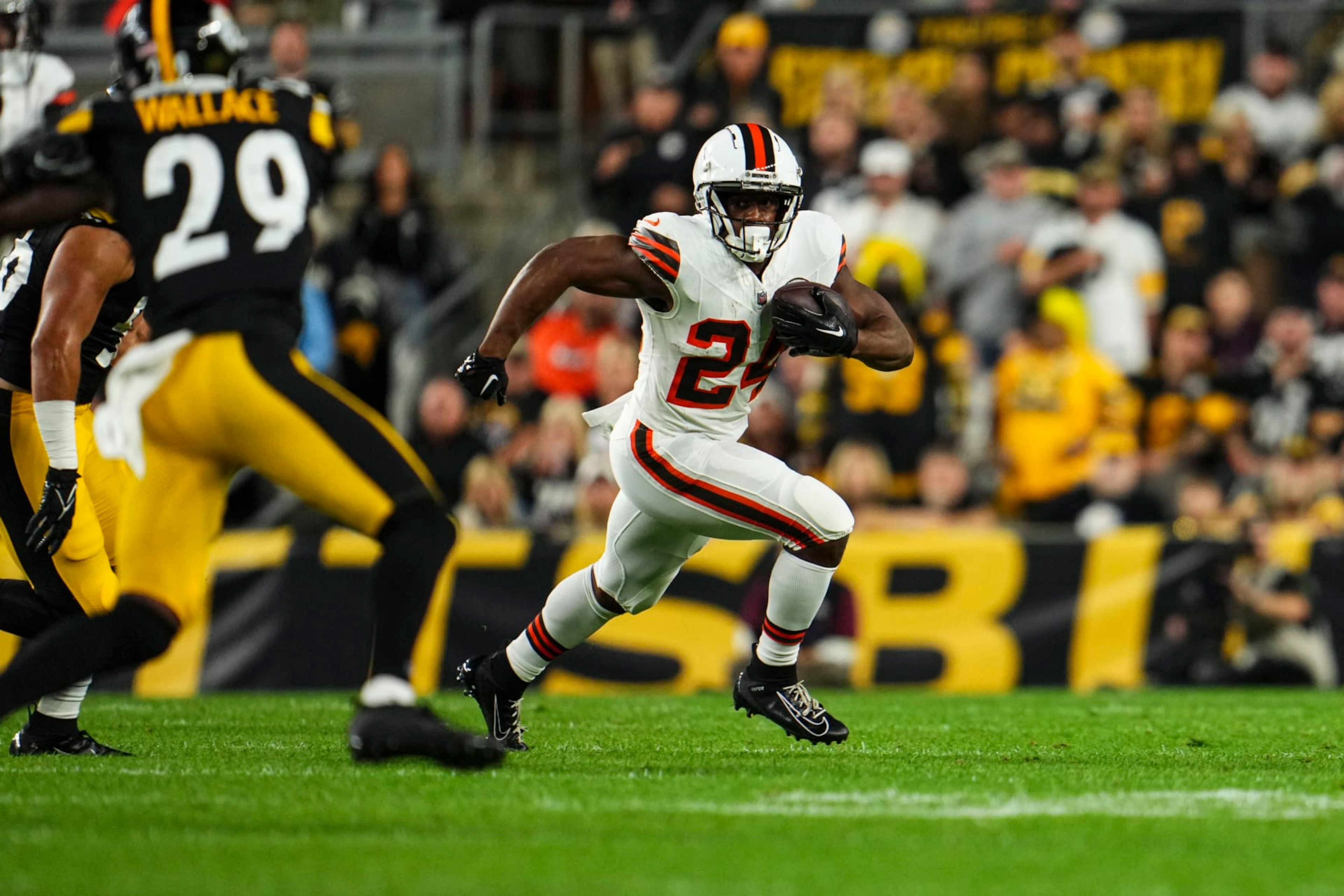 PITTSBURGH, PA - SEPTEMBER 18: Nick Chubb #24 of the Cleveland Browns runs the ball at Acrisure Stadium on September 18, 2023 in Pittsburgh, Pennsylvania. (Photo by Cooper Neill/Getty Images)