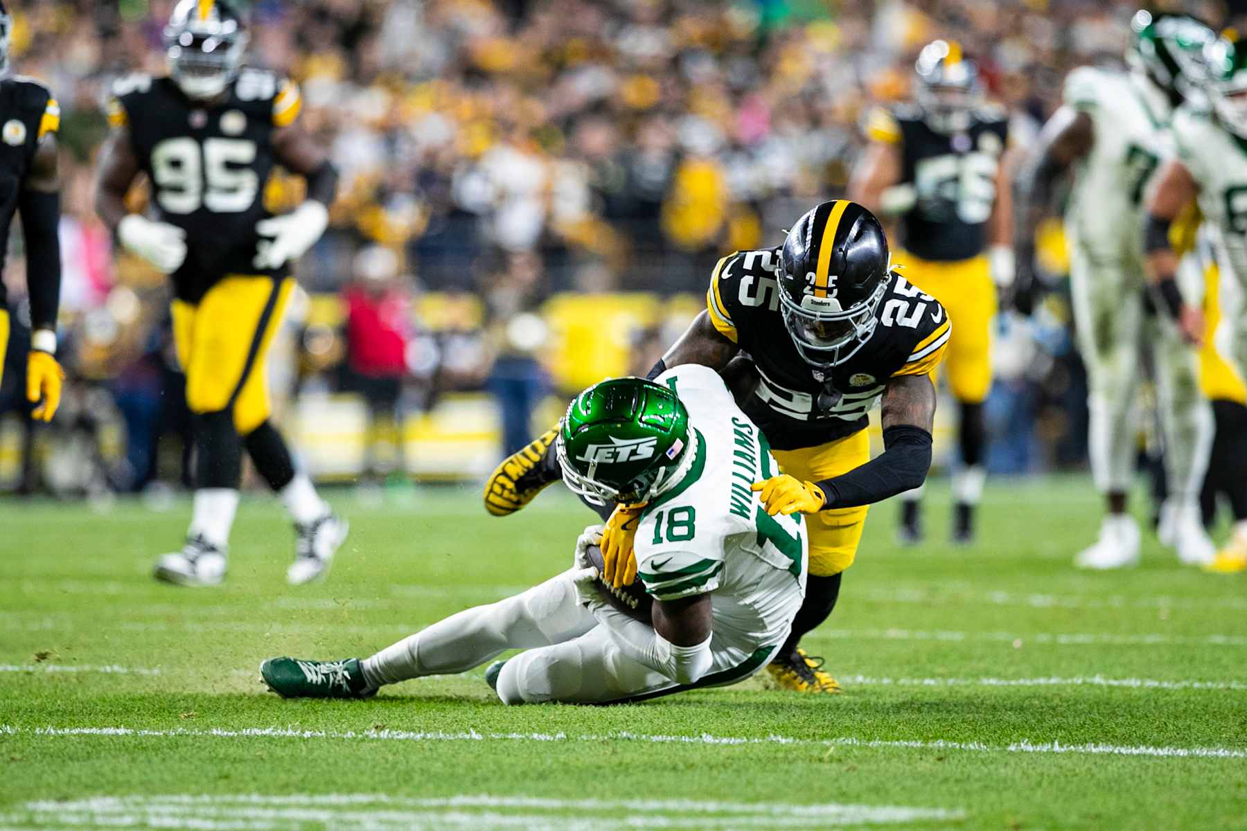 PITTSBURGH, PA - OCTOBER 20: Pittsburgh Steelers safety DeShon Elliott (25) tackles New York Jets wide receiver Mike Williams (18) during the regular season NFL football game between the New York Jets and Pittsburgh Steelers on October 20, 2024 at Acrisure Stadium in Pittsburgh, PA. (Photo by Mark Alberti/Icon Sportswire via Getty Images)