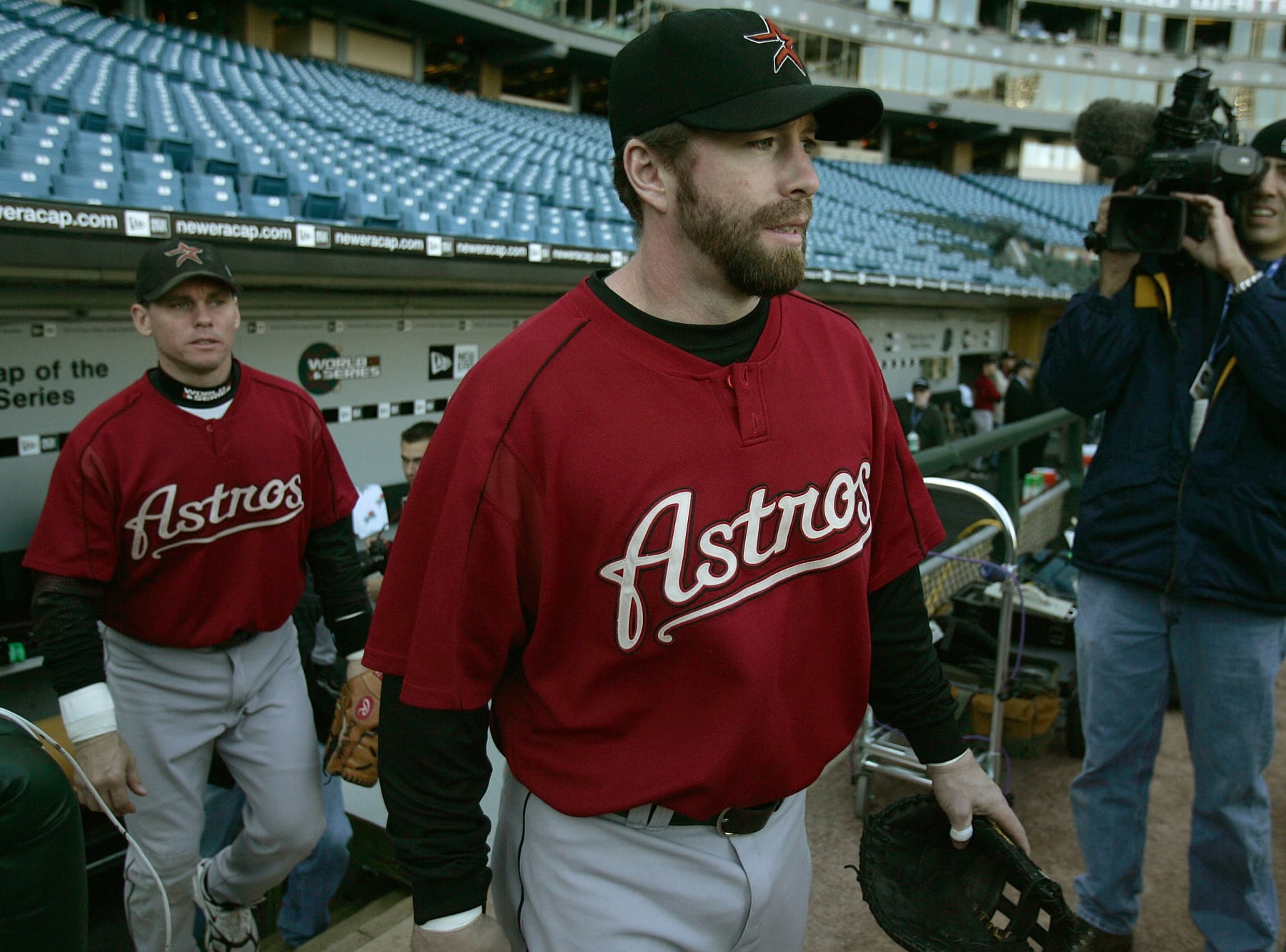 CHICAGO - OCTOBER 21:  Jeff Bagwell #5 (R) and Craig Biggio #7 of the Houston Astros enter the field for a workout on October 21, 2005 at U.S. Cellular Field in Chicago, Illinois. The Astros begin play in the World Series Saturday night against the Chicago White Sox.  (Photo by Jonathan Daniel/Getty Images)