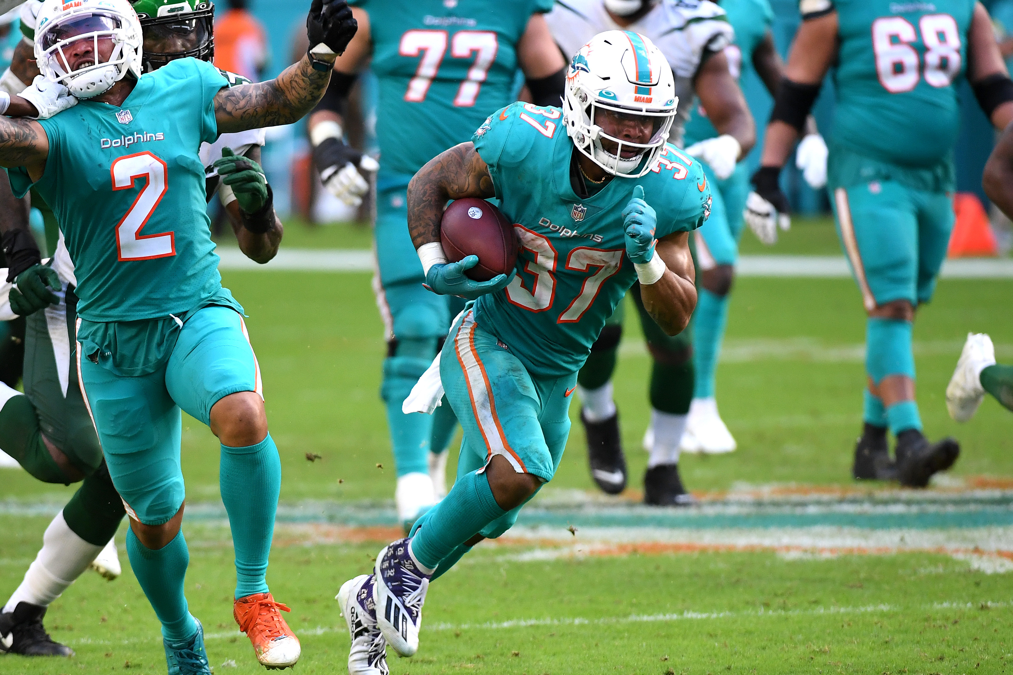 Dolphins' McDaniel on Tyreek Hill, David Long minicamp limitations