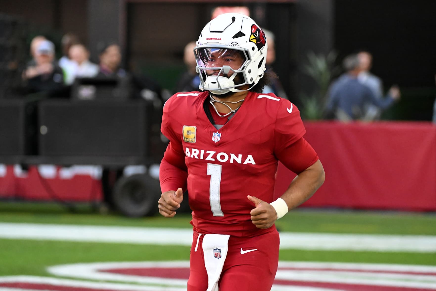 GLENDALE, ARIZONA - NOVEMBER 10: Kyler Murray #1 of the Arizona Cardinals prepares for a game against the New York Jets at State Farm Stadium on November 10, 2024 in Glendale, Arizona. (Photo by Norm Hall/Getty Images)