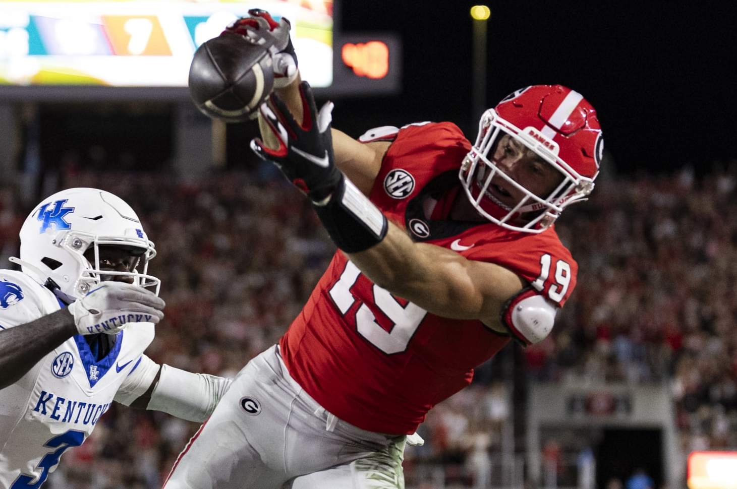 ATHENS, GA - OCTOBER 7: Brock Bowers #19 of the Georgia Bulldogs is unable to hold on to a pass during a game between University of Kentucky and University of Georgia at Sanford Stadium on October 7, 2023 in Athens, Georgia. (Photo by Steve Limentani/ISI Photos/Getty Images)