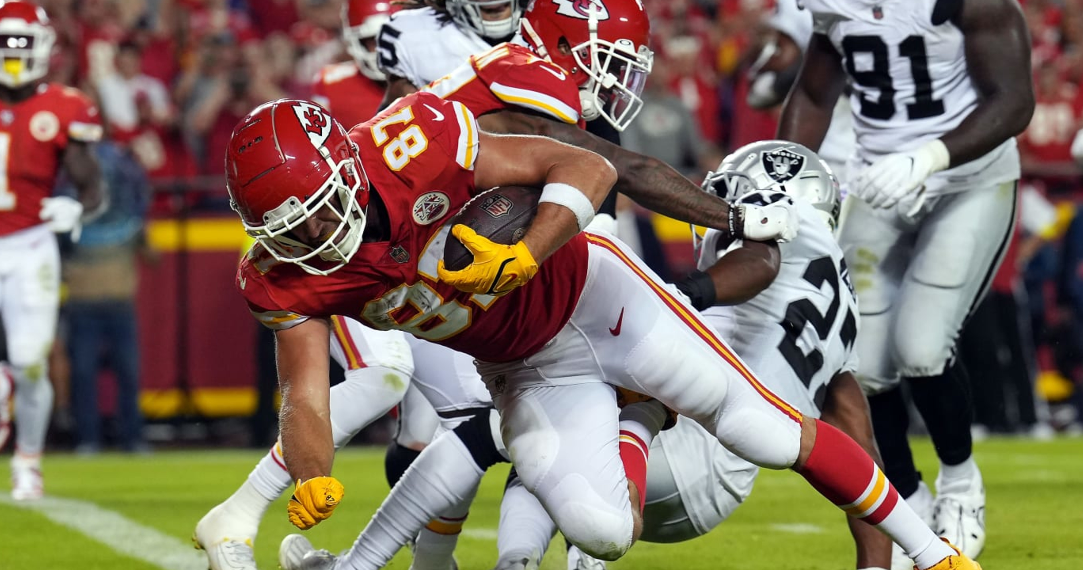 Patrick Mahomes, Travis Kelce Still Own the Disappointing AFC West thumbnail