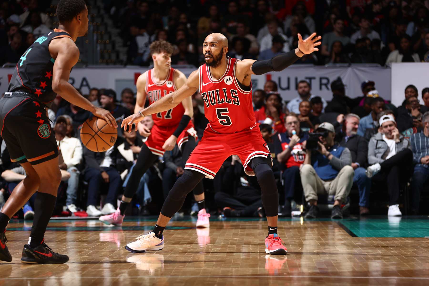 WASHINGTON, DC -  APRIL 12: Jevon Carter #5 of the Chicago Bulls plays defense during the game against the Washington Wizards on April 12, 2024 at Capital One Arena in Washington, DC. NOTE TO USER: User expressly acknowledges and agrees that, by downloading and or using this Photograph, user is consenting to the terms and conditions of the Getty Images License Agreement. Mandatory Copyright Notice: Copyright 2024 NBAE (Photo by Kenny Giarla/NBAE via Getty Images)